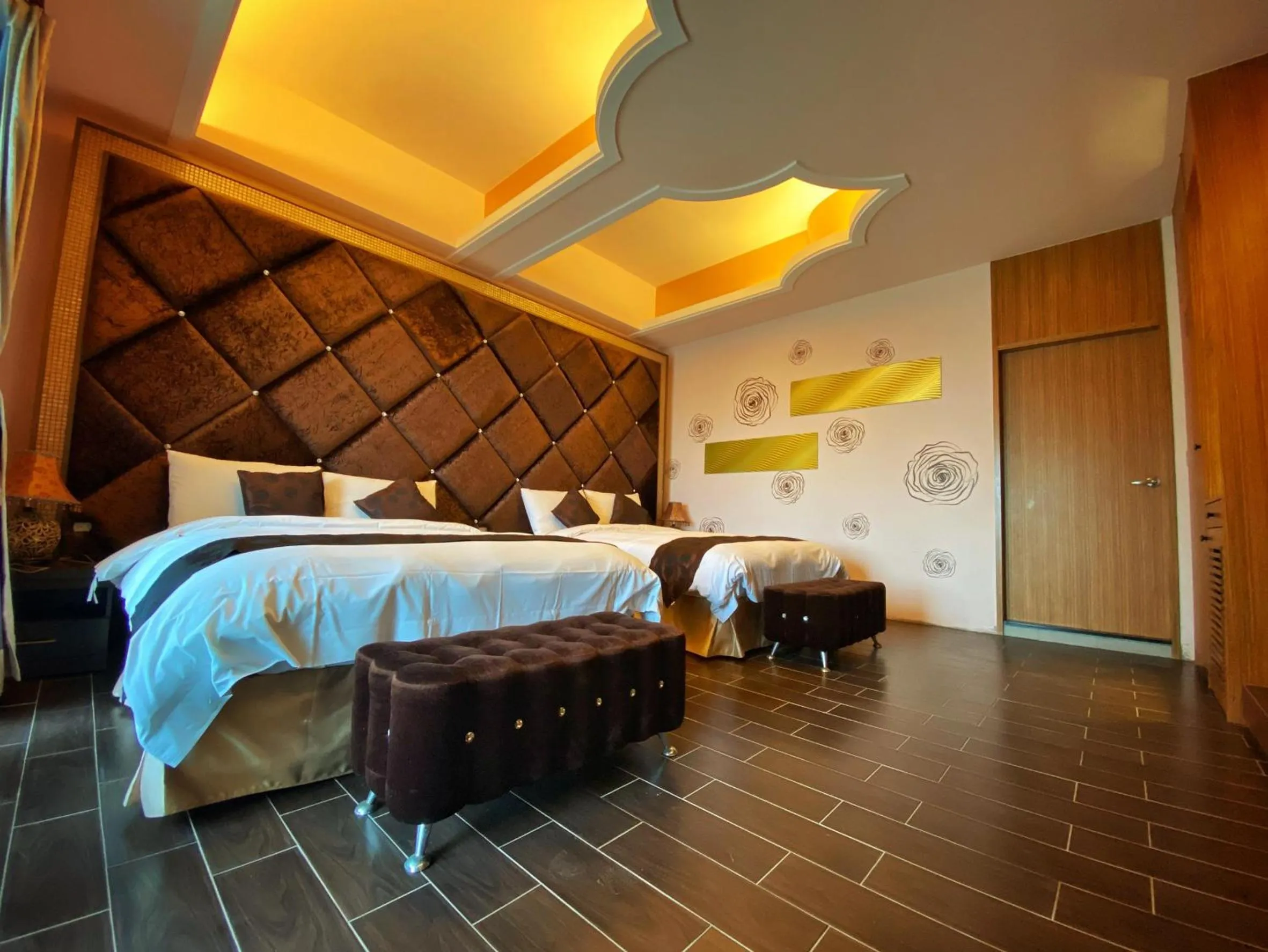 Photo of the whole room, Bed in The Domed Tile B&B