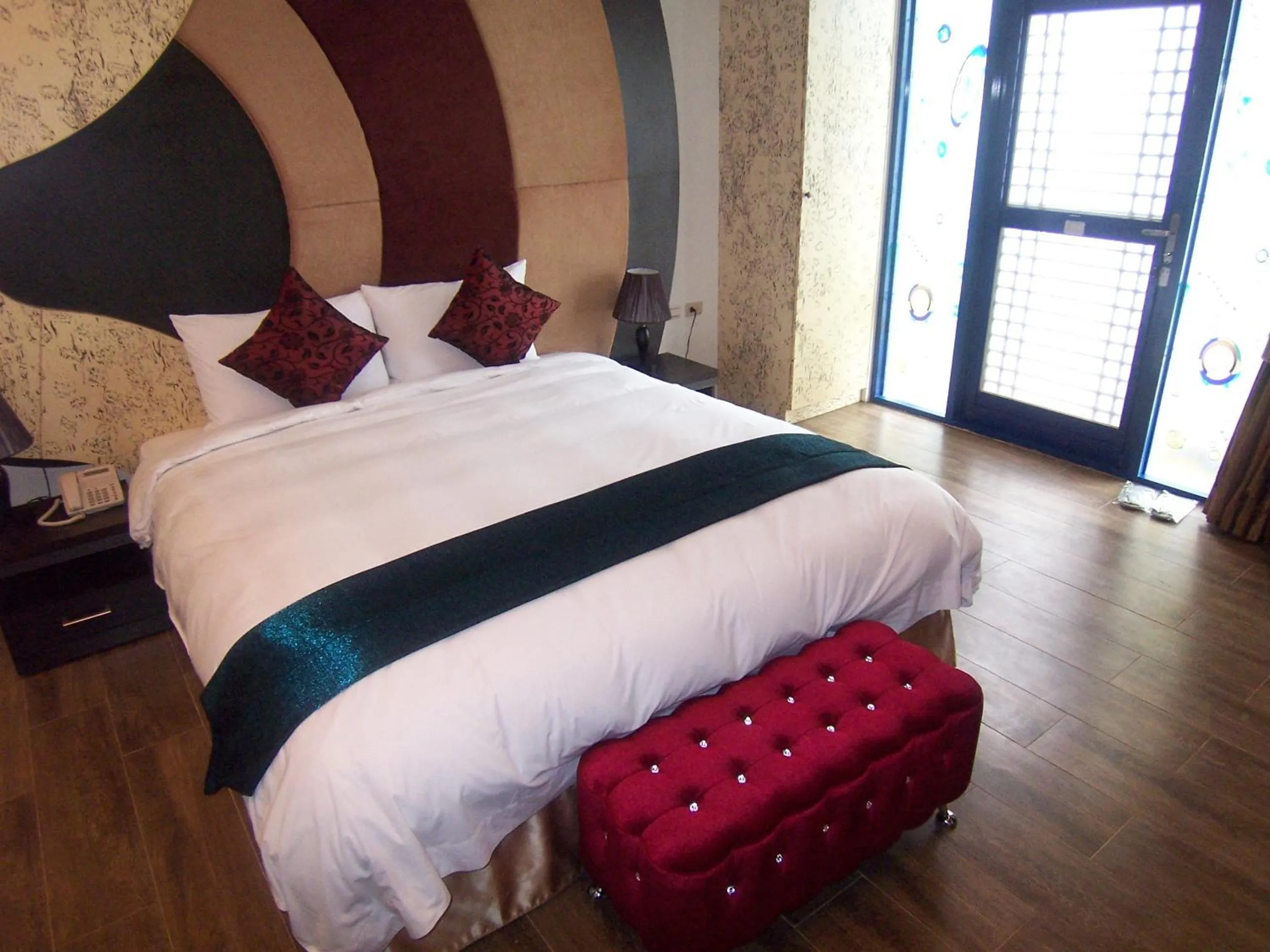 Photo of the whole room, Bed in The Domed Tile B&B