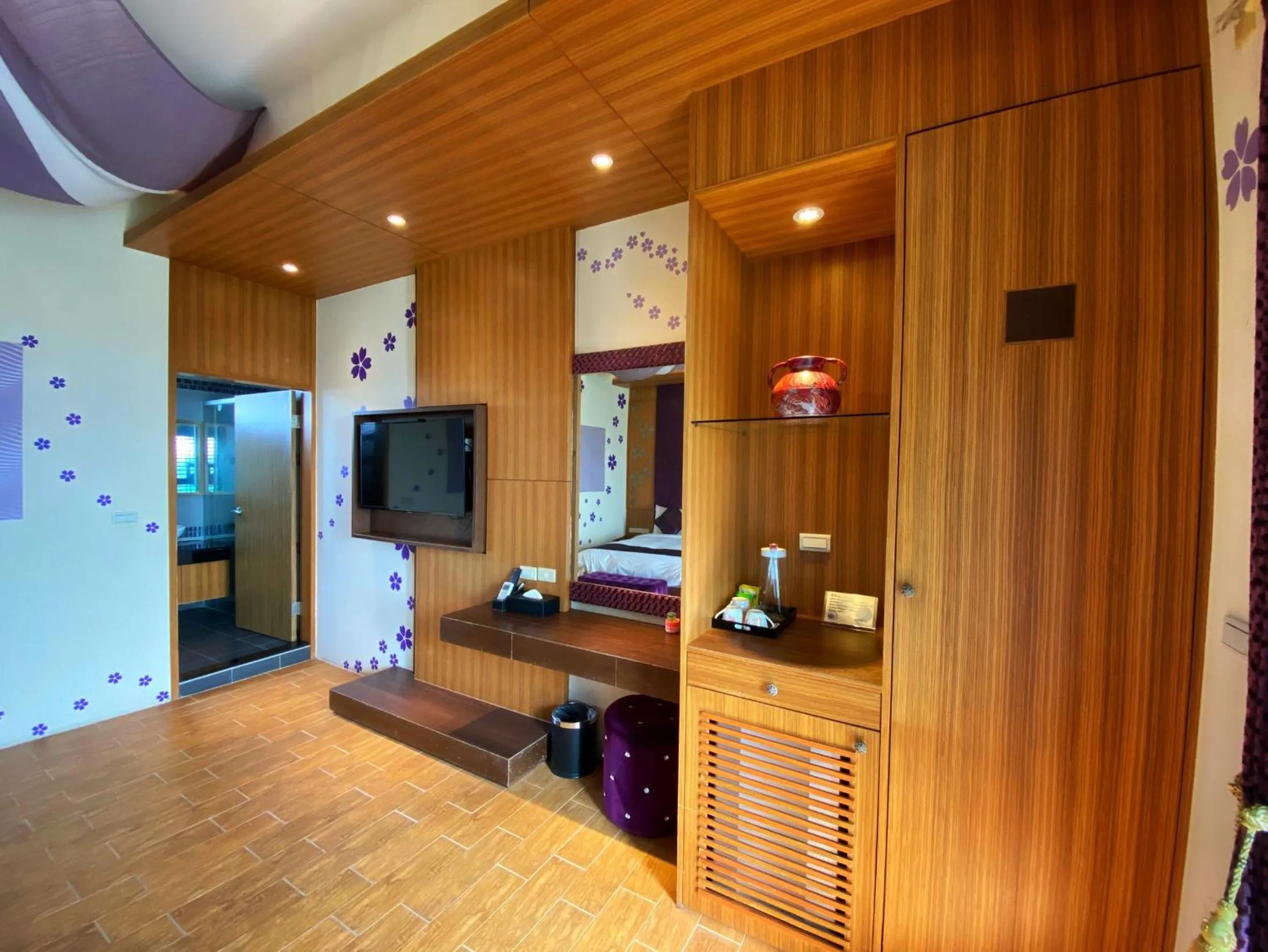 Communal lounge/ TV room, Bed in The Domed Tile B&B