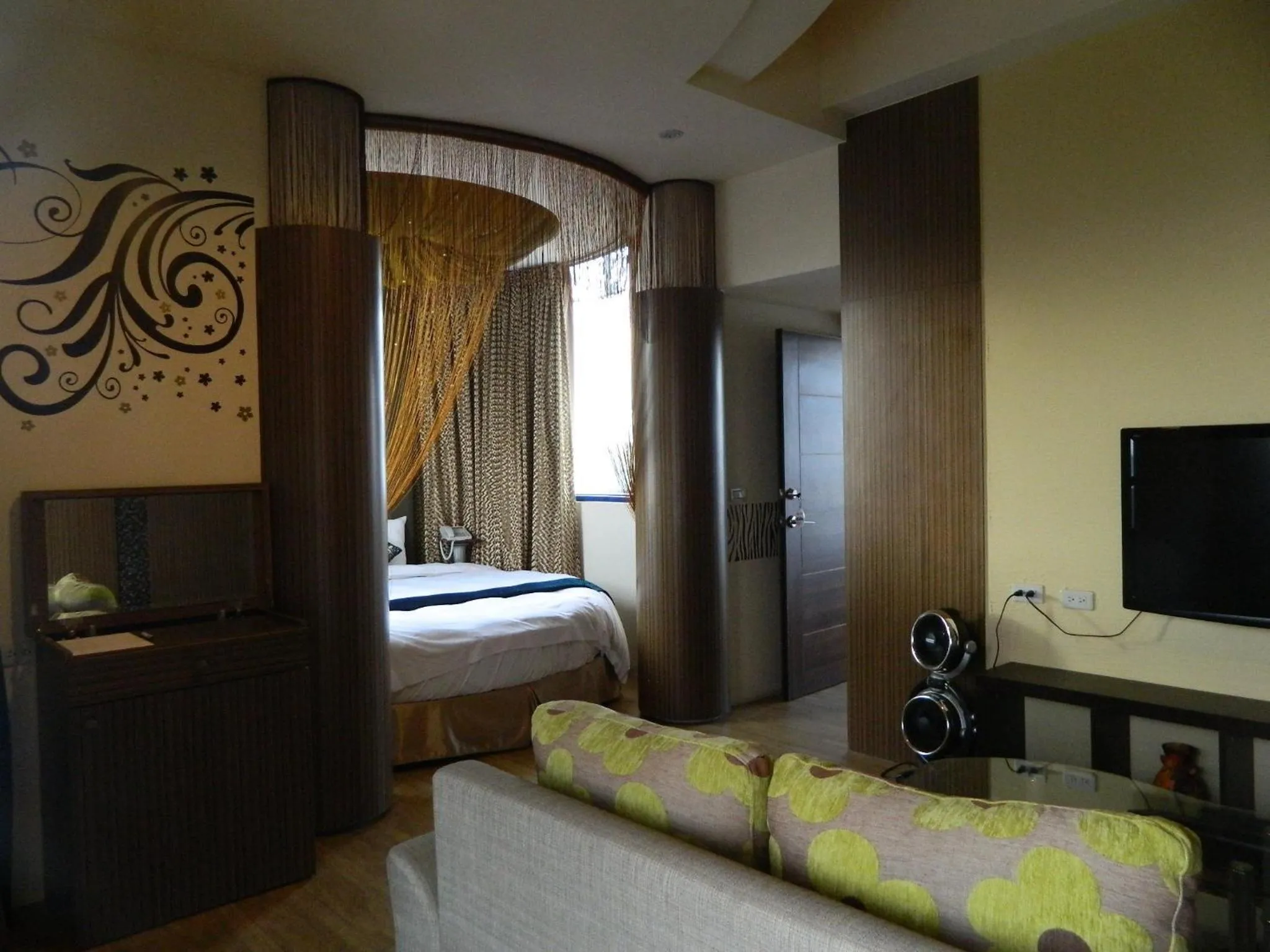 Photo of the whole room, Bed in The Domed Tile B&B