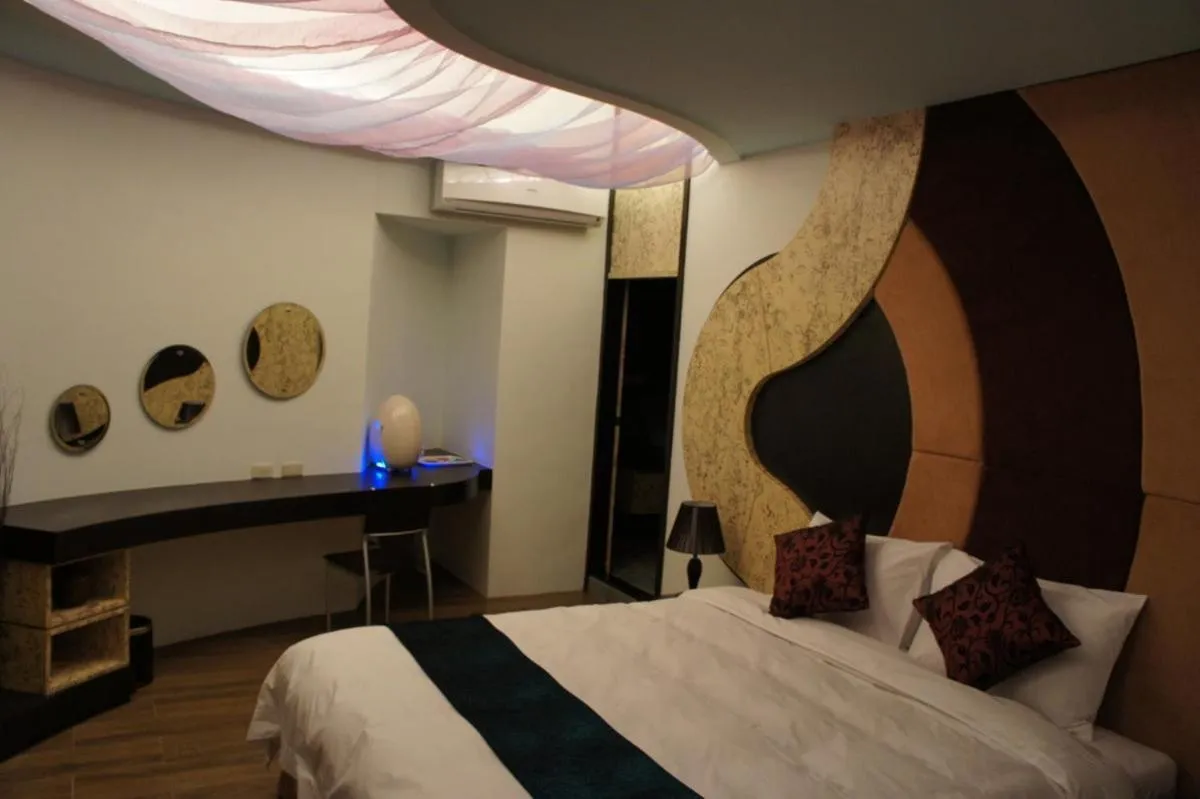 Photo of the whole room, Bed in The Domed Tile B&B