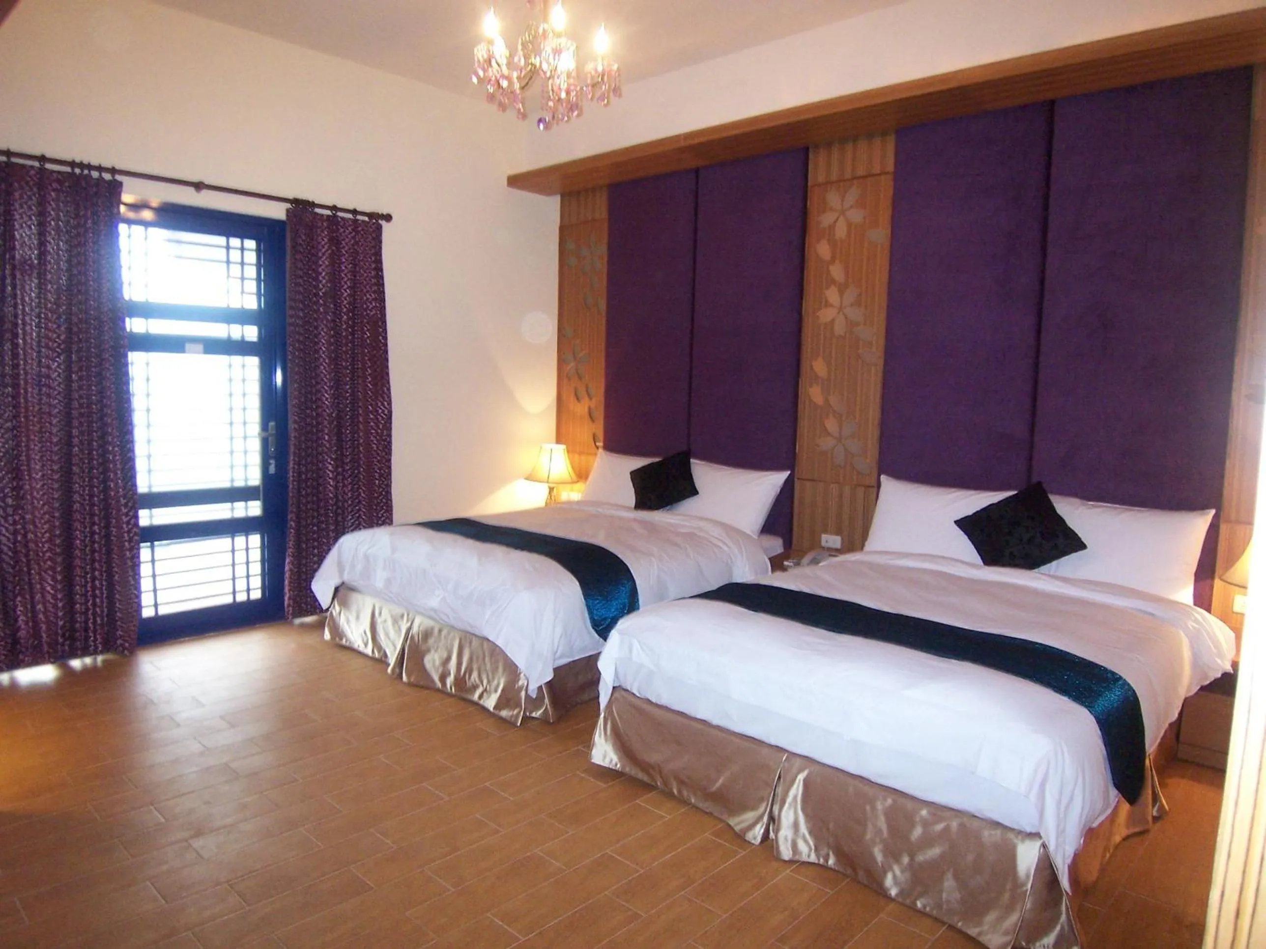 Photo of the whole room, Bed in The Domed Tile B&B