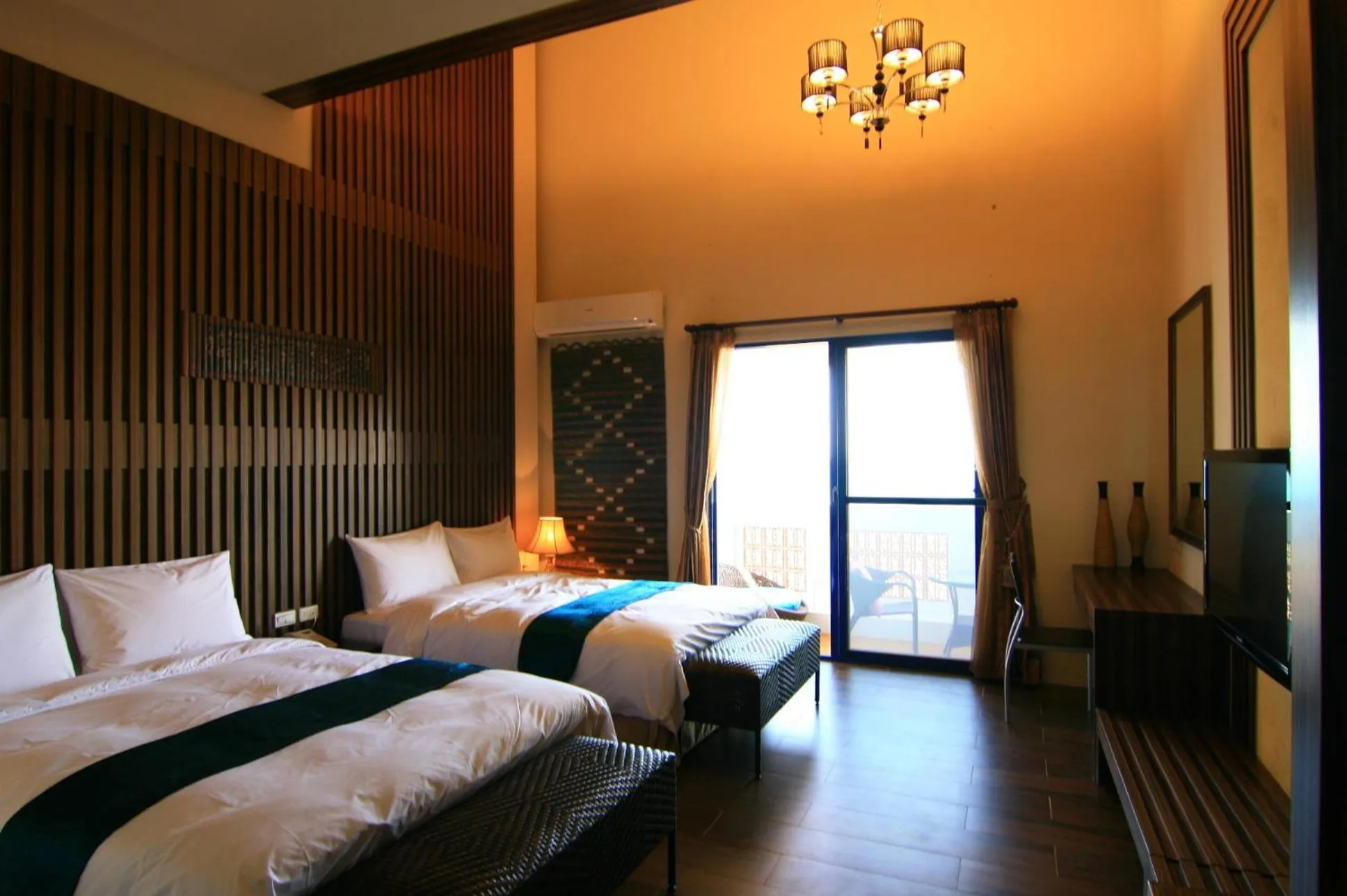 Photo of the whole room, Bed in The Domed Tile B&B