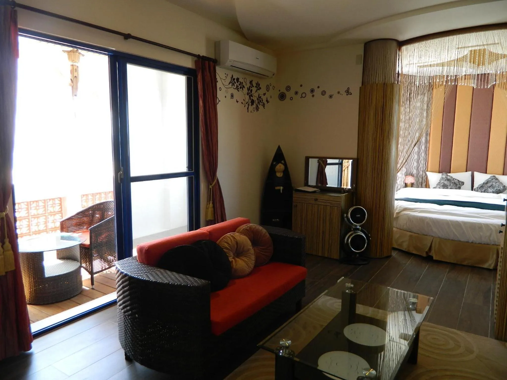 Living room, Bed in The Domed Tile B&B