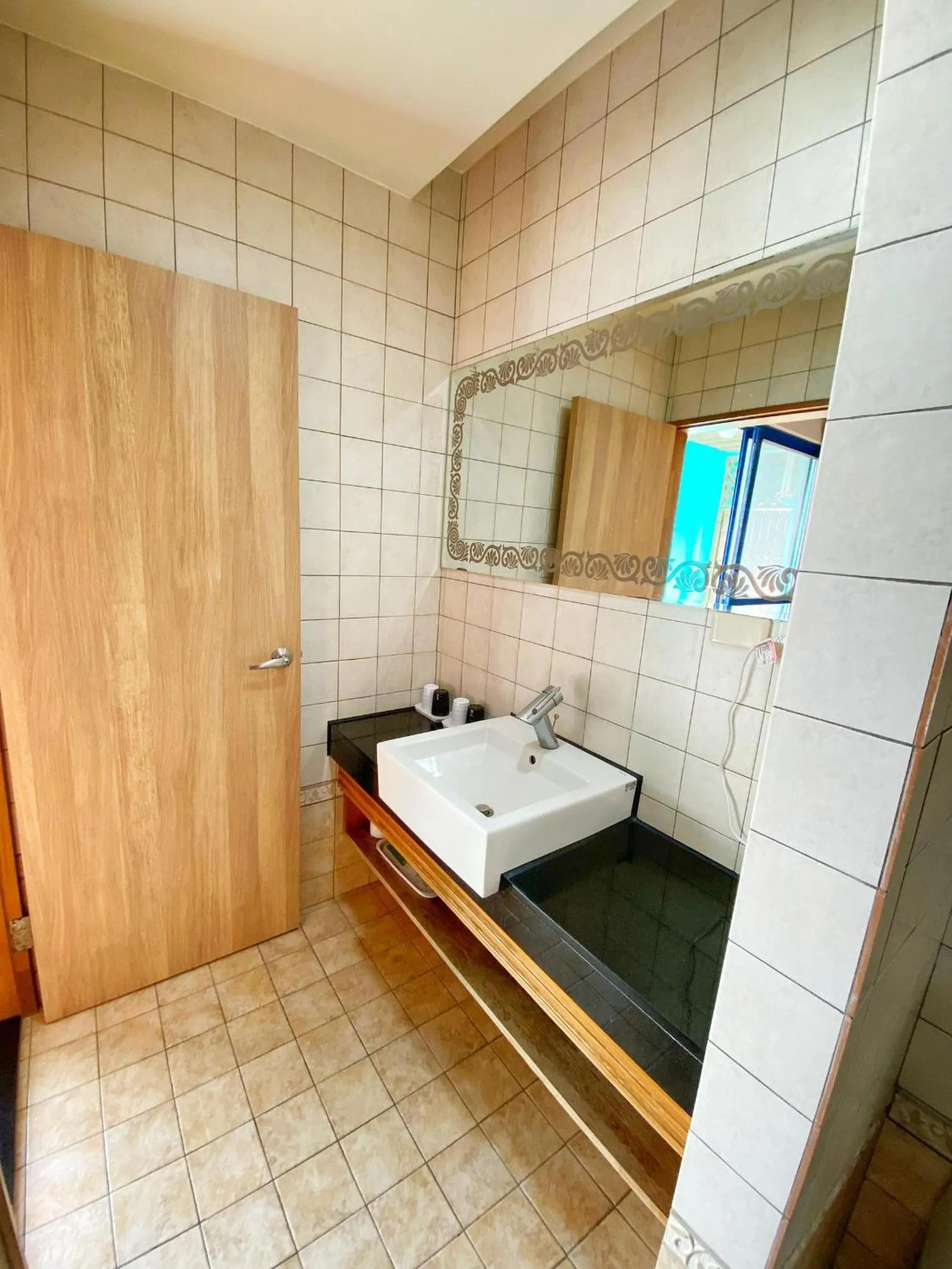 Bathroom, Bed in The Domed Tile B&B