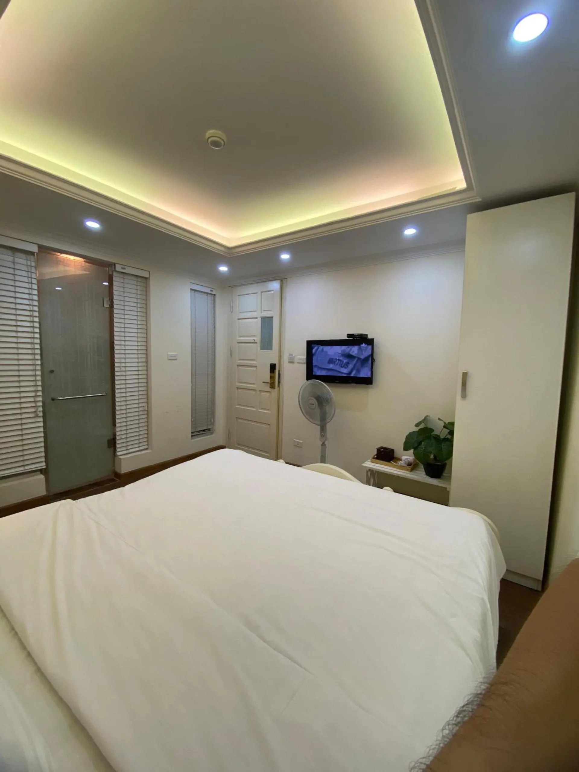 fireplace, Bed in Milton Boutique Hotel