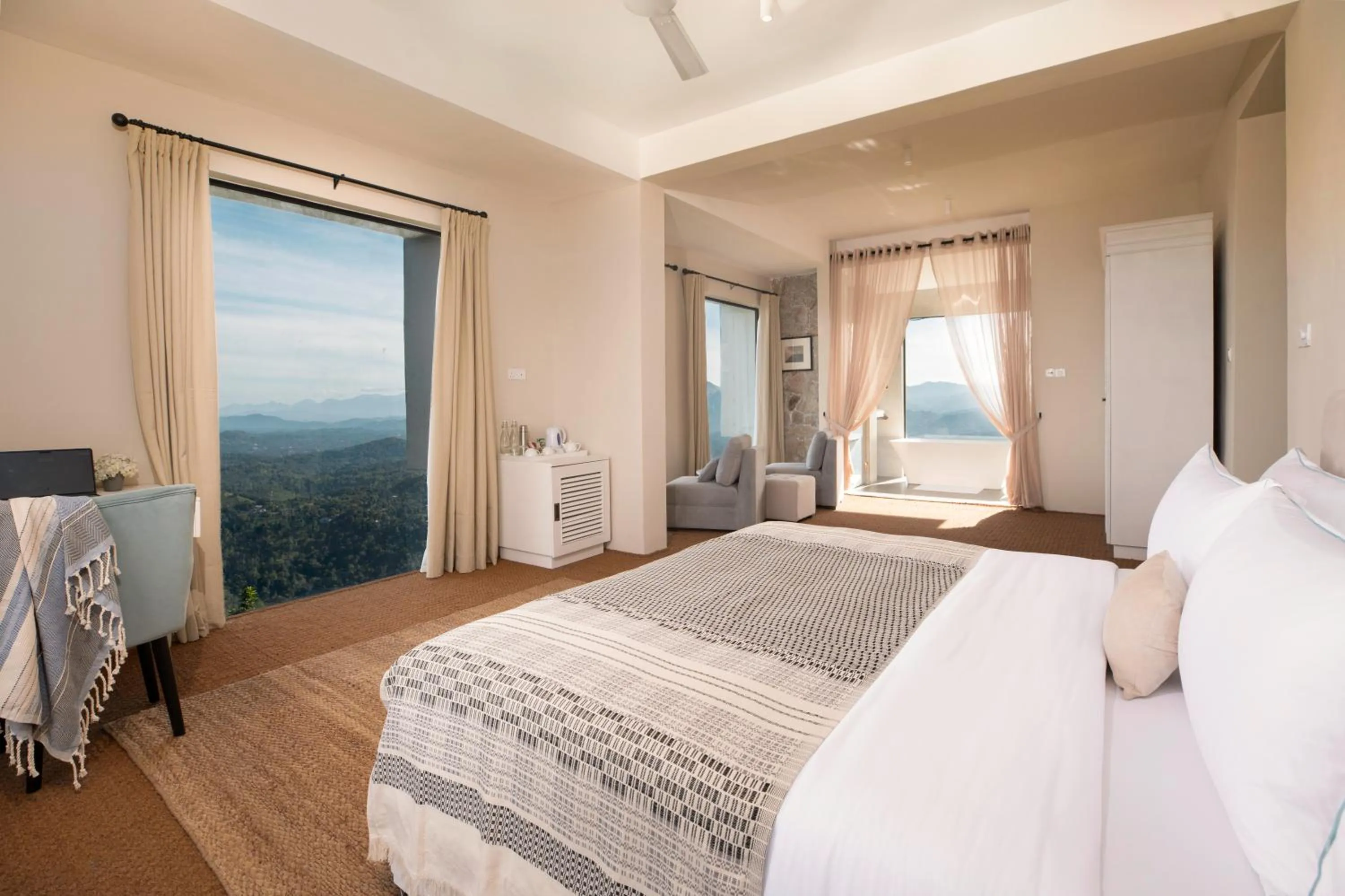 Bedroom, Bed in W15 Ambuluwawa