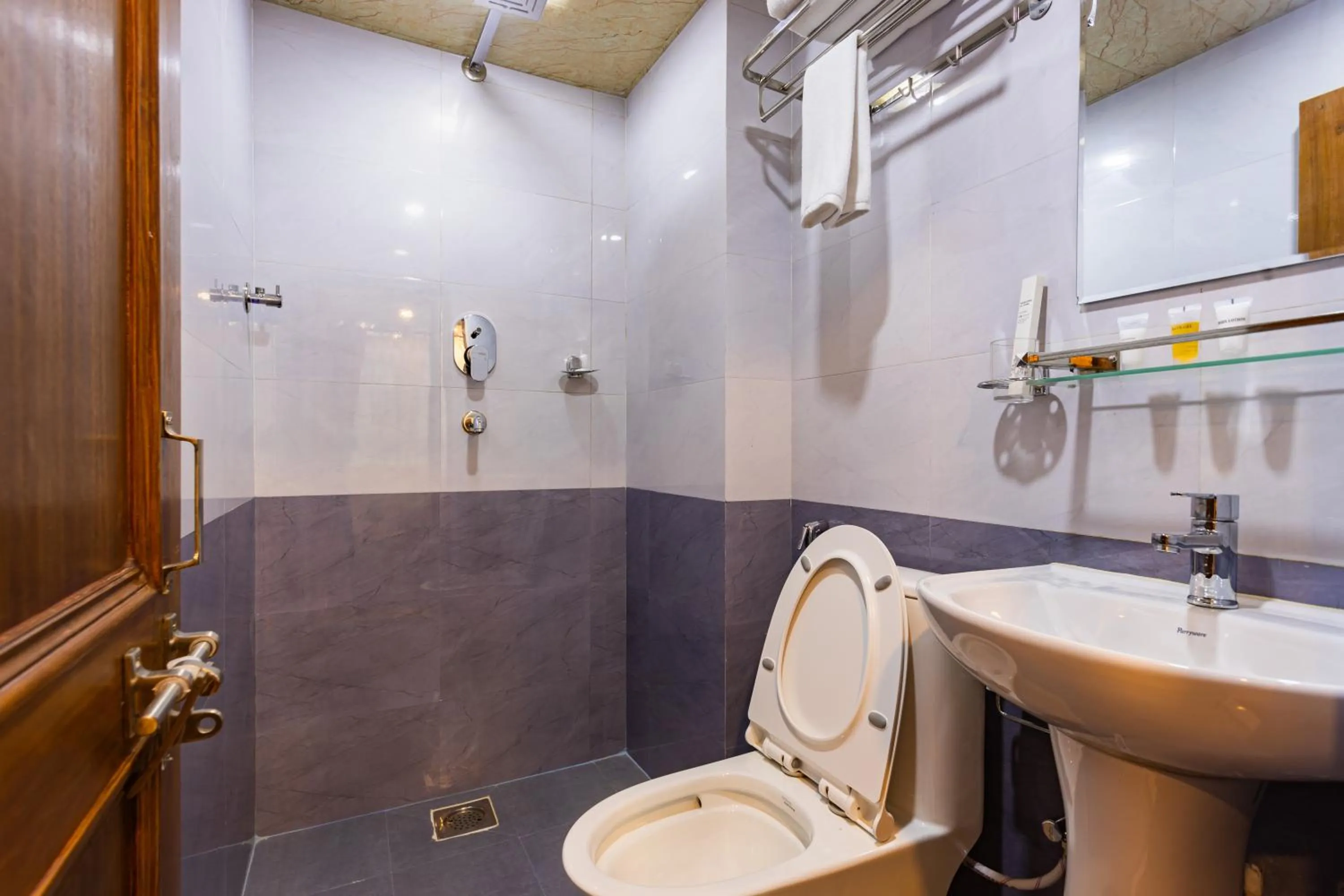 Shower in Airport Diana Hotel