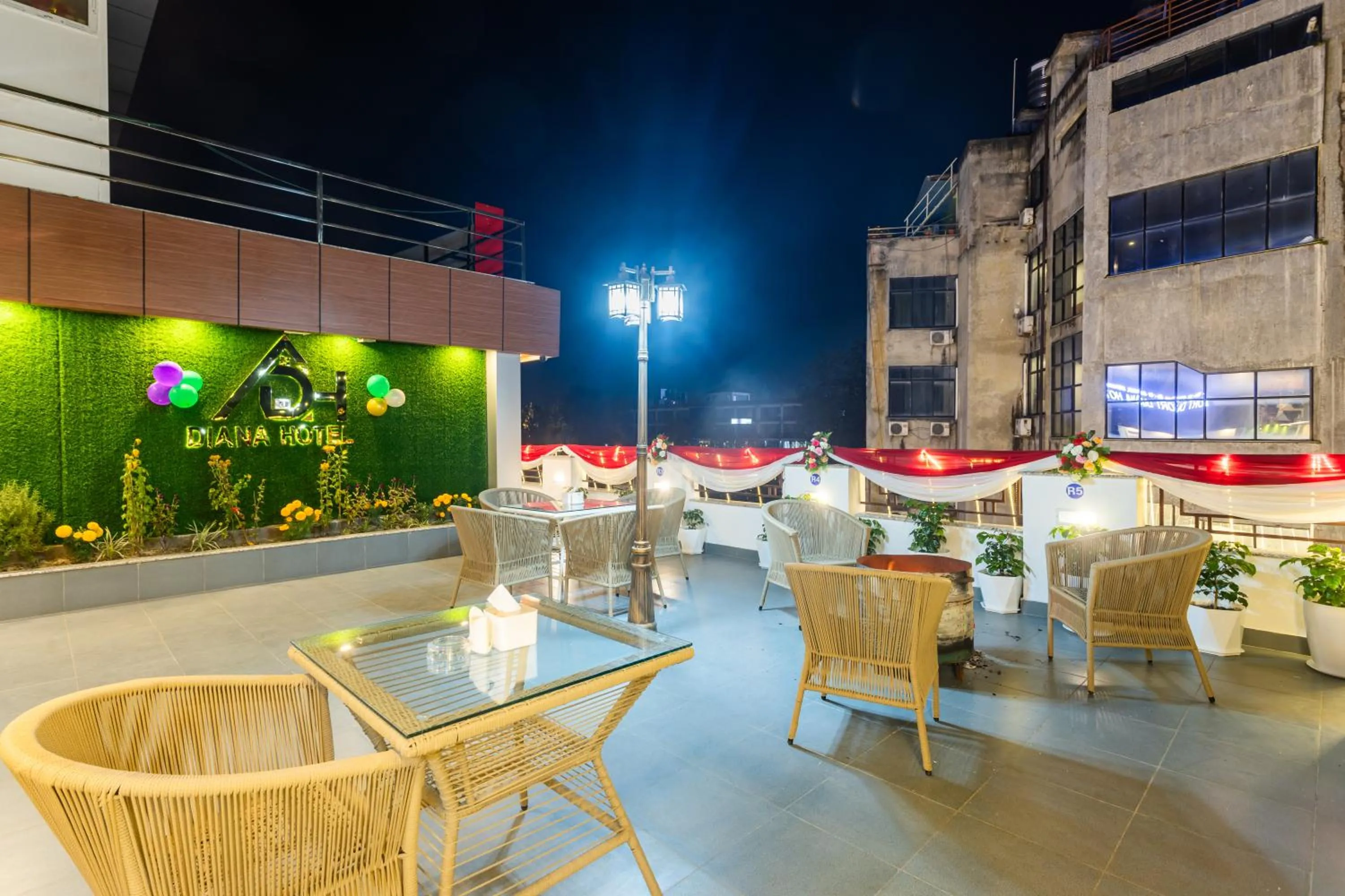 Restaurant/places to eat in Airport Diana Hotel