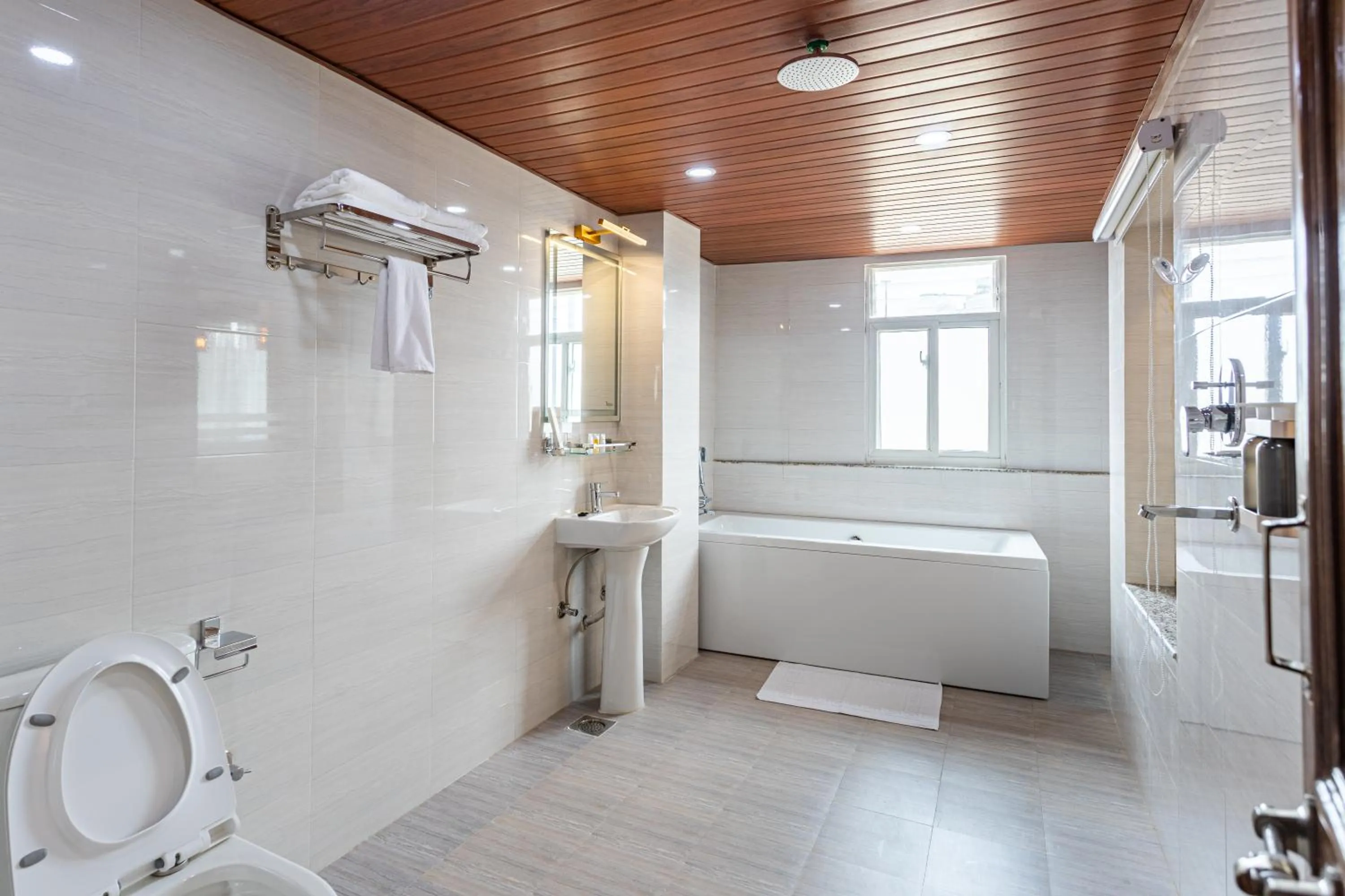 Shower in Airport Diana Hotel