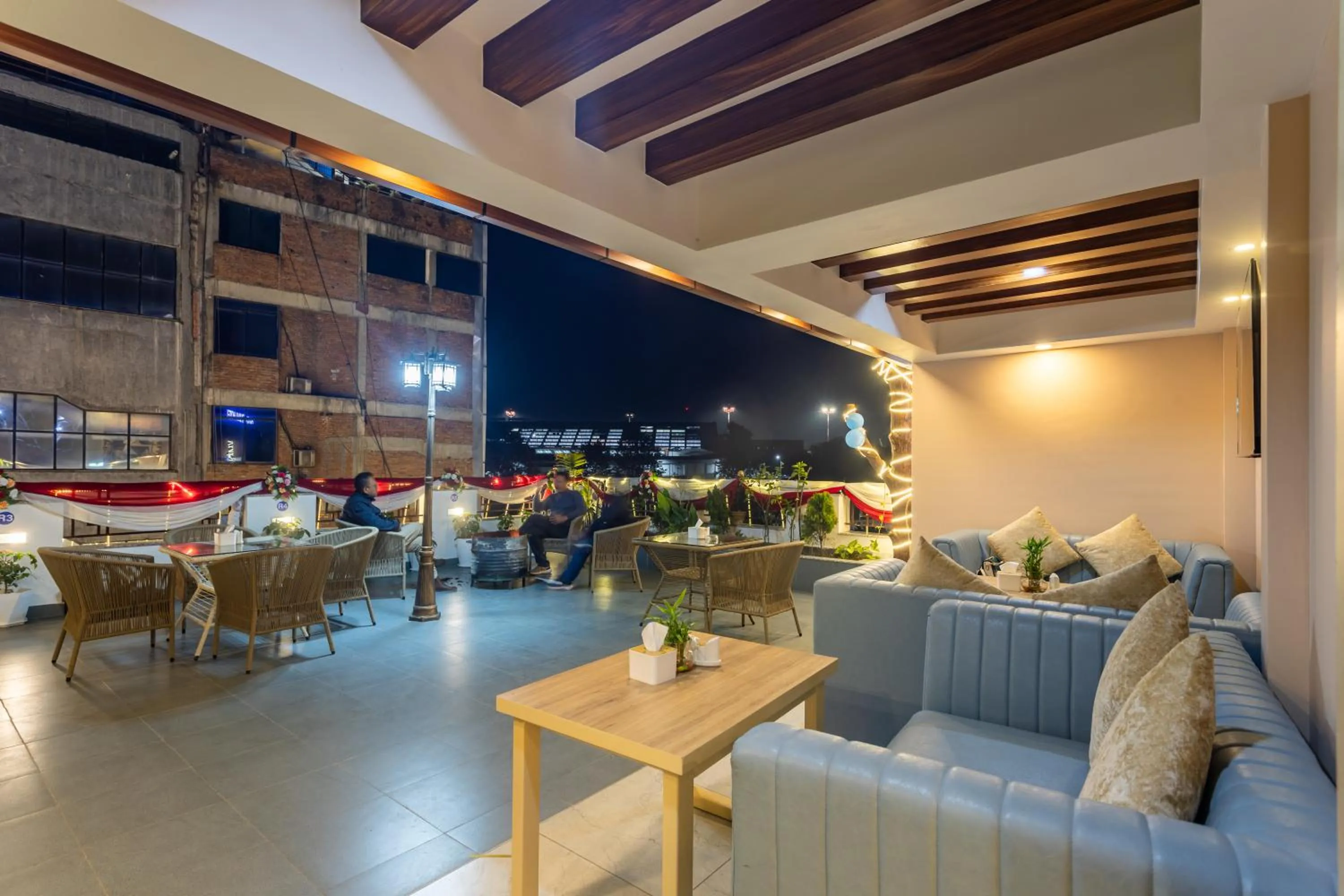 Restaurant/places to eat in Airport Diana Hotel