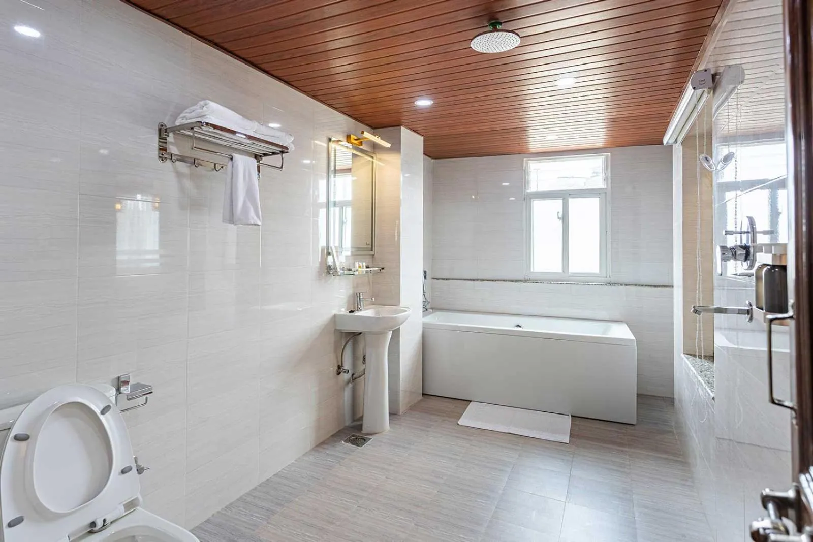 Hot Tub in Airport Diana Hotel