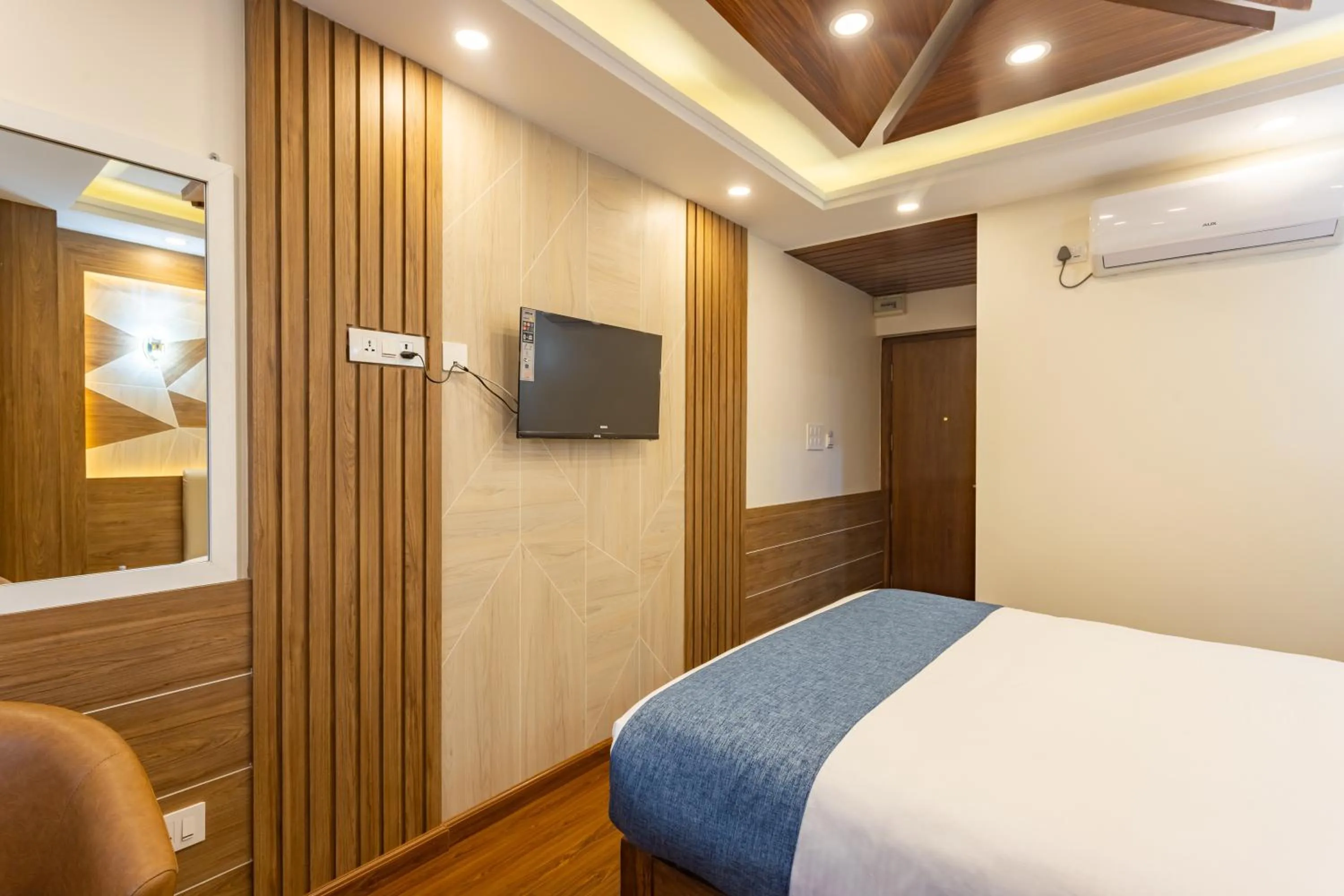 TV and multimedia, Bed in Airport Diana Hotel