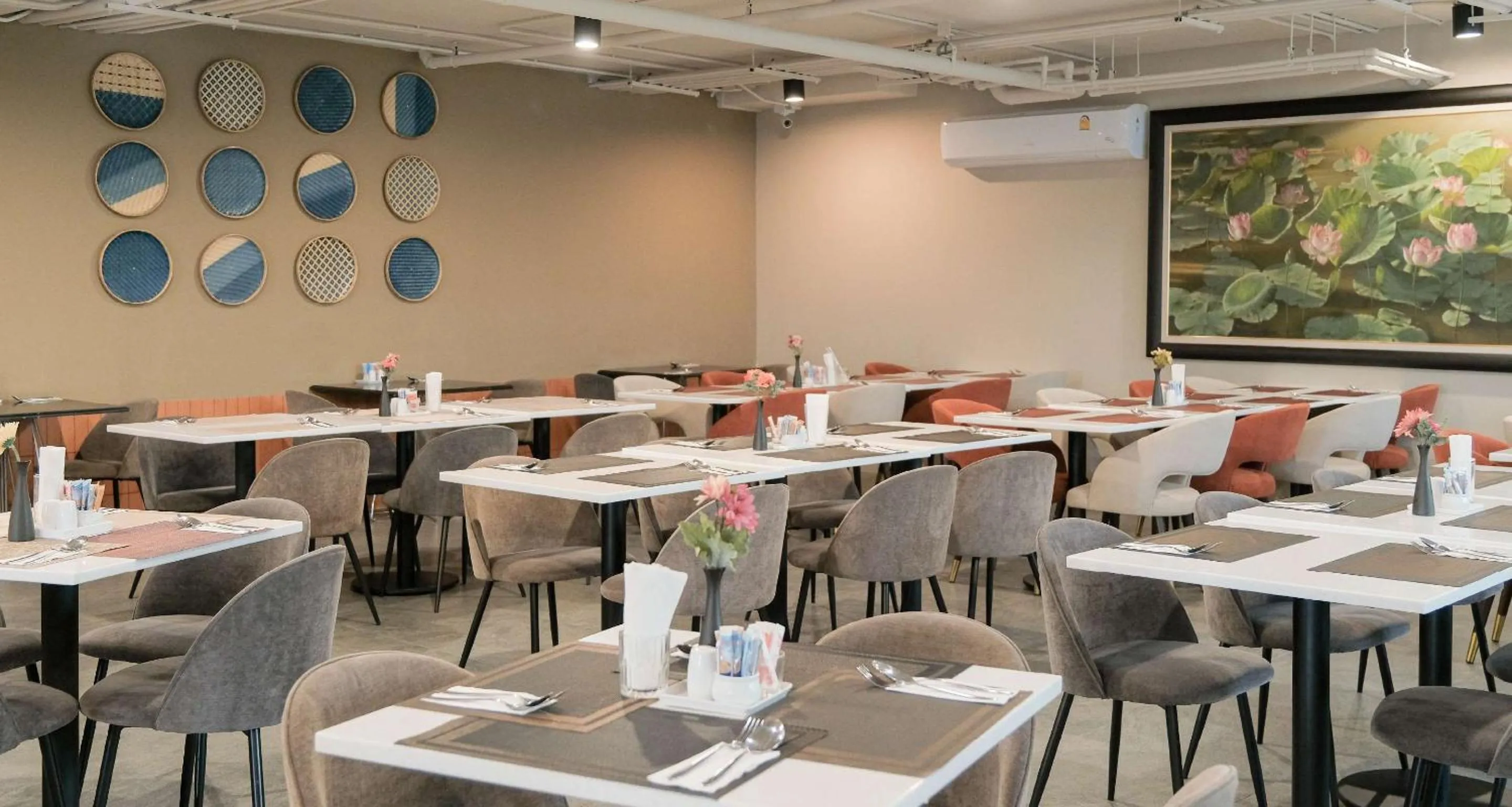 Restaurant/places to eat in SimpleStay Chatuchak, SureStay Collection by Best Western