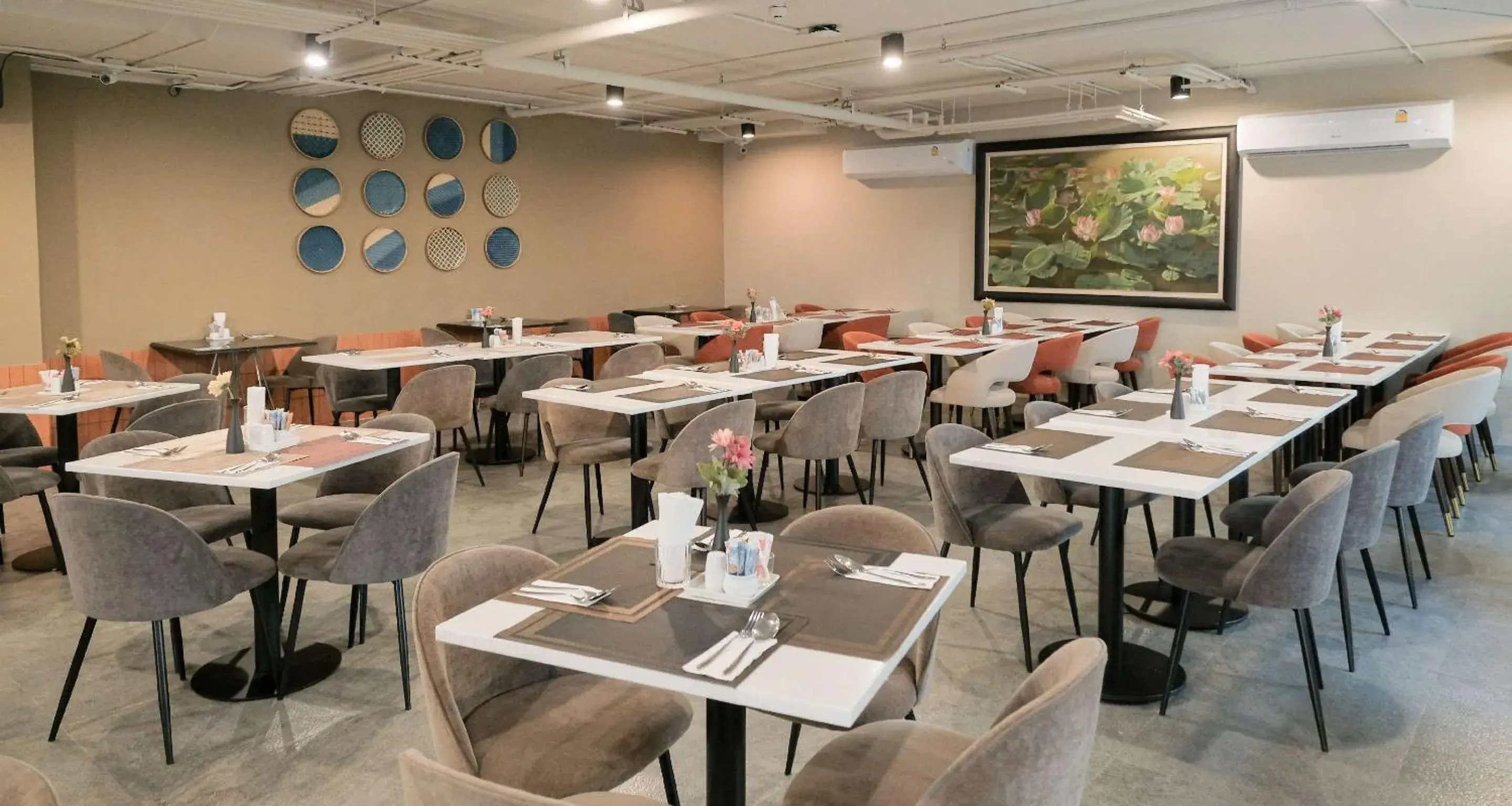 Restaurant/places to eat in SimpleStay Chatuchak, SureStay Collection by Best Western Restaurant/places to eat in SimpleStay Chatuchak, SureStay Collection by Best Western