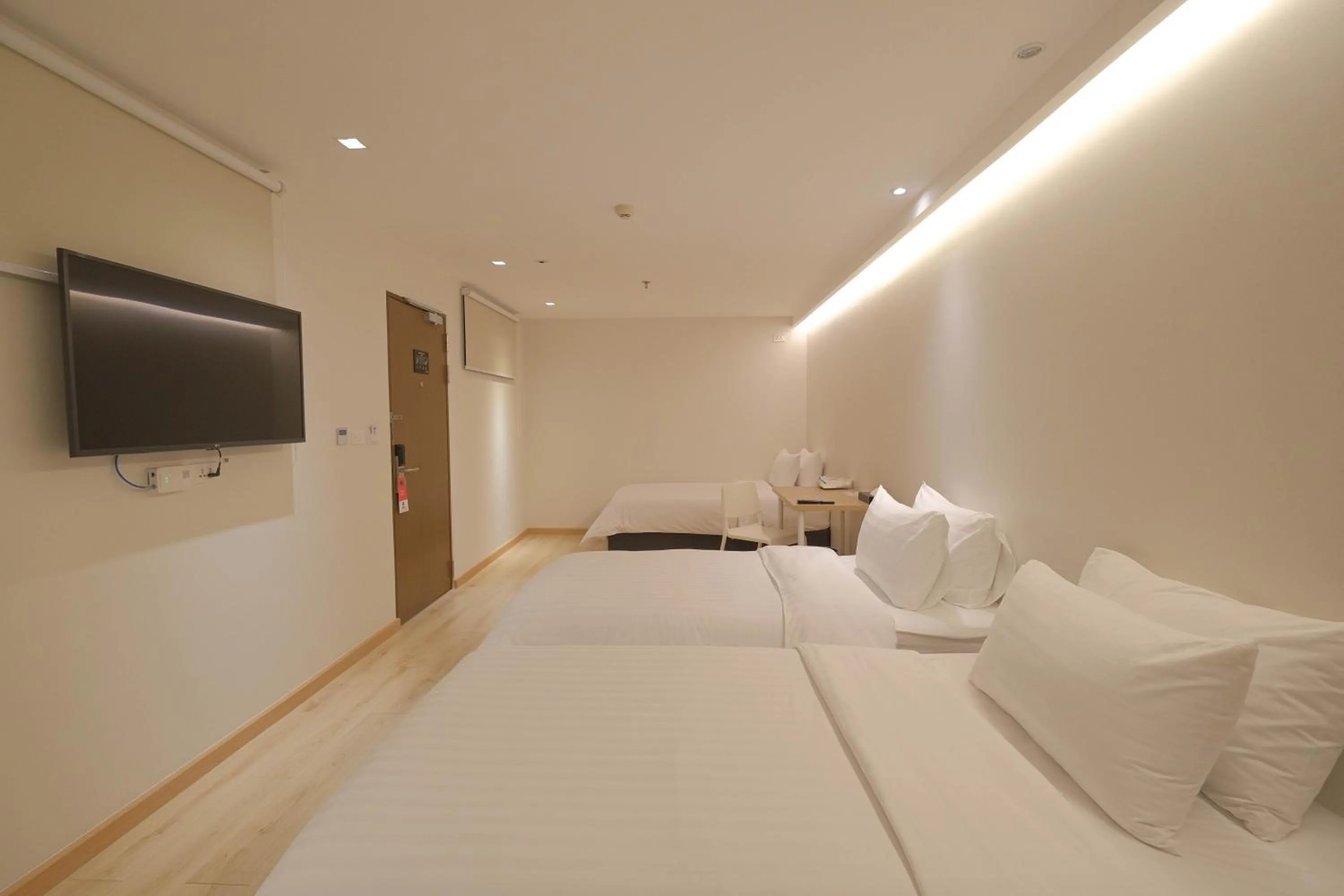 Bed in SimpleStay Chatuchak, SureStay Collection by Best Western
