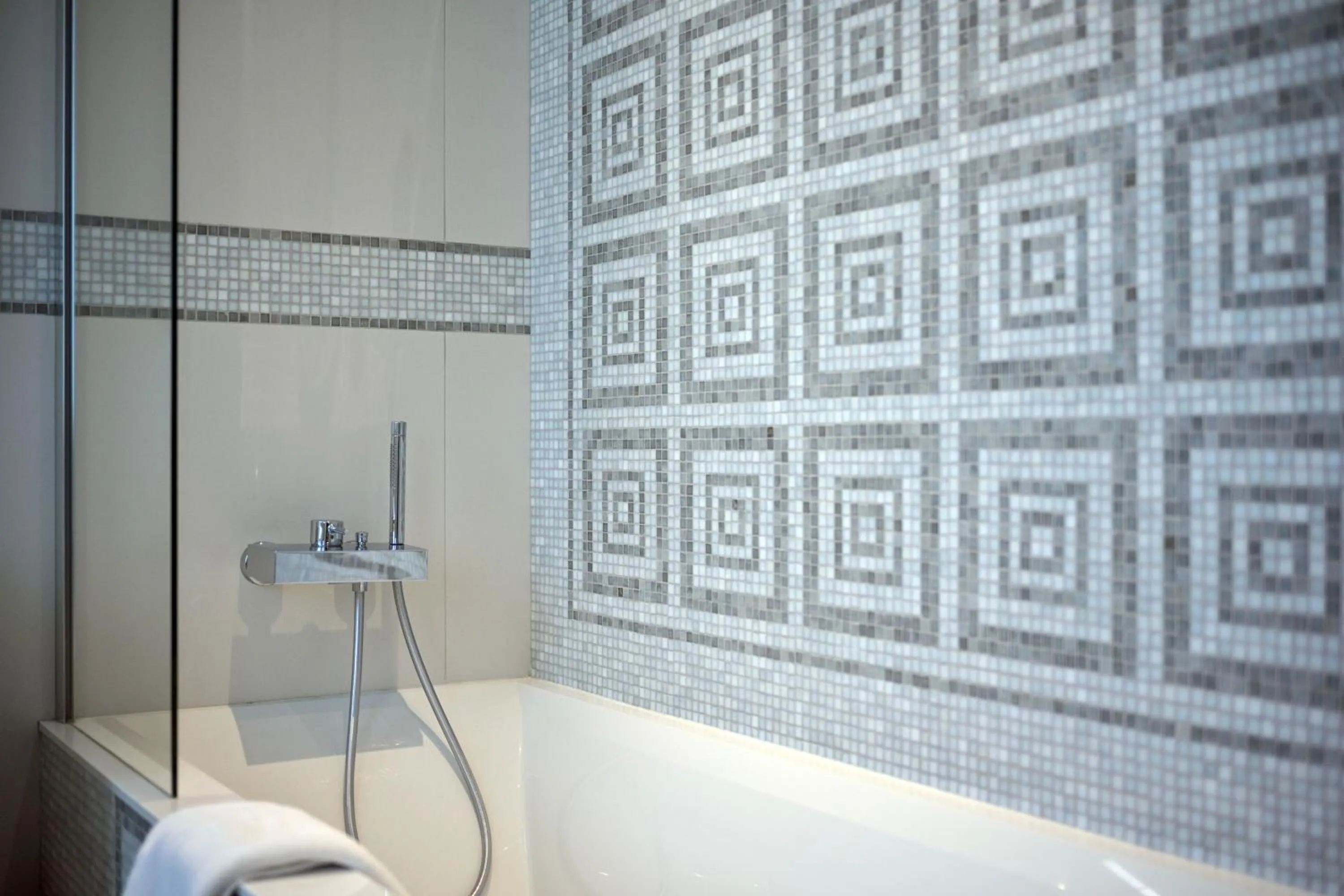 Bath in Juliana Hotel Paris