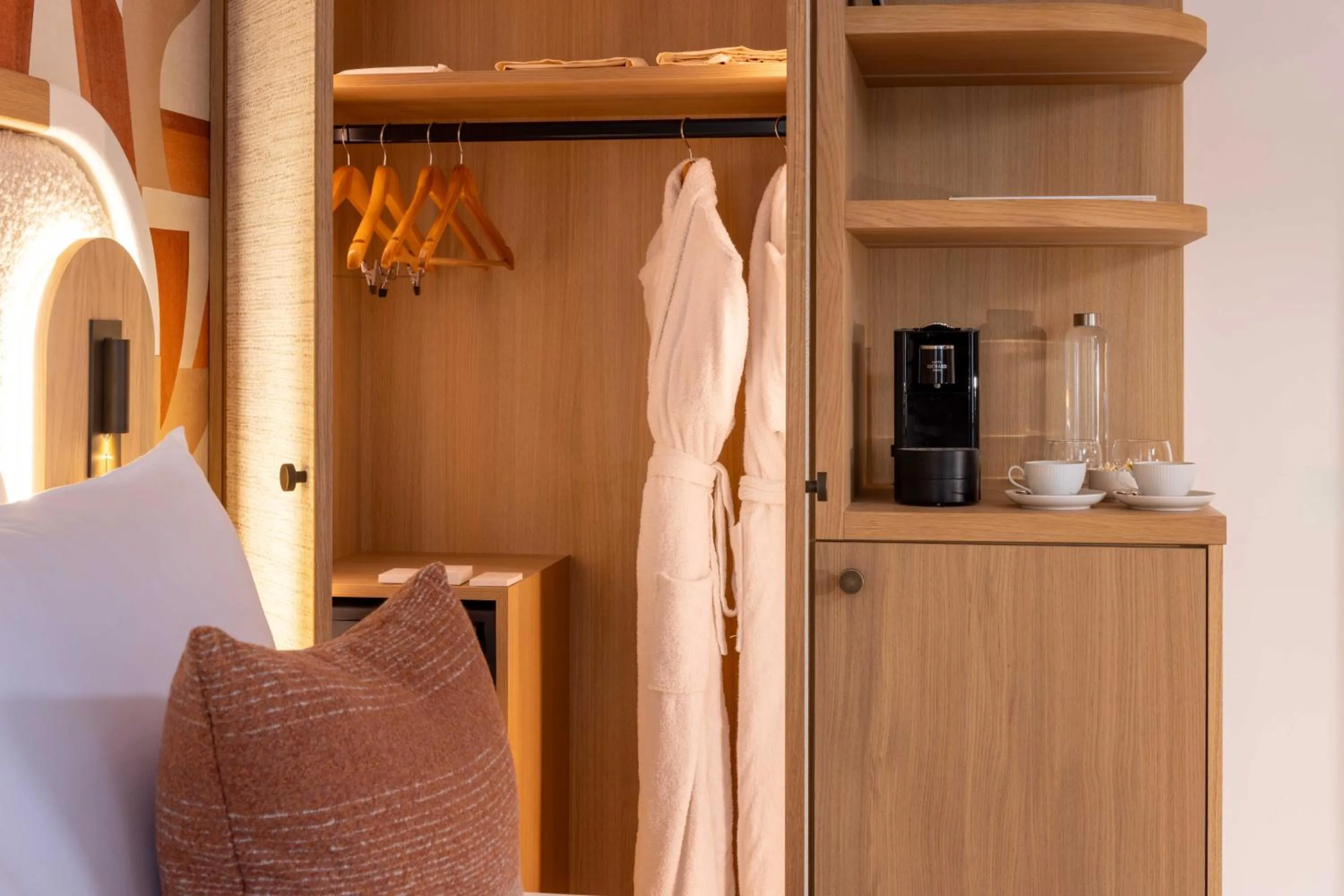 Coffee/tea facilities, Bed in Madame Drouot & Spa - Opera