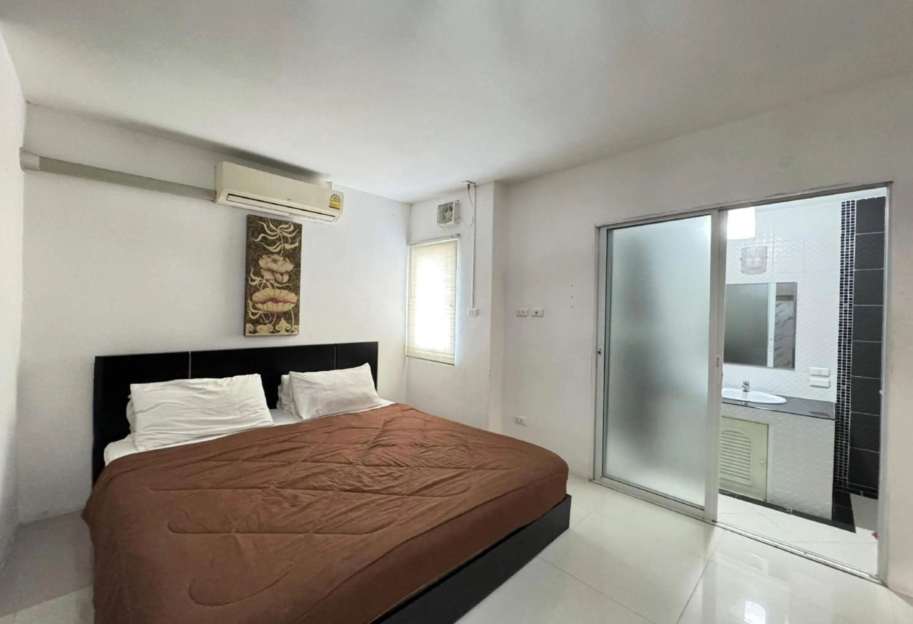 Photo of the whole room, Bed in Collection O Bupamontra Chiangmai