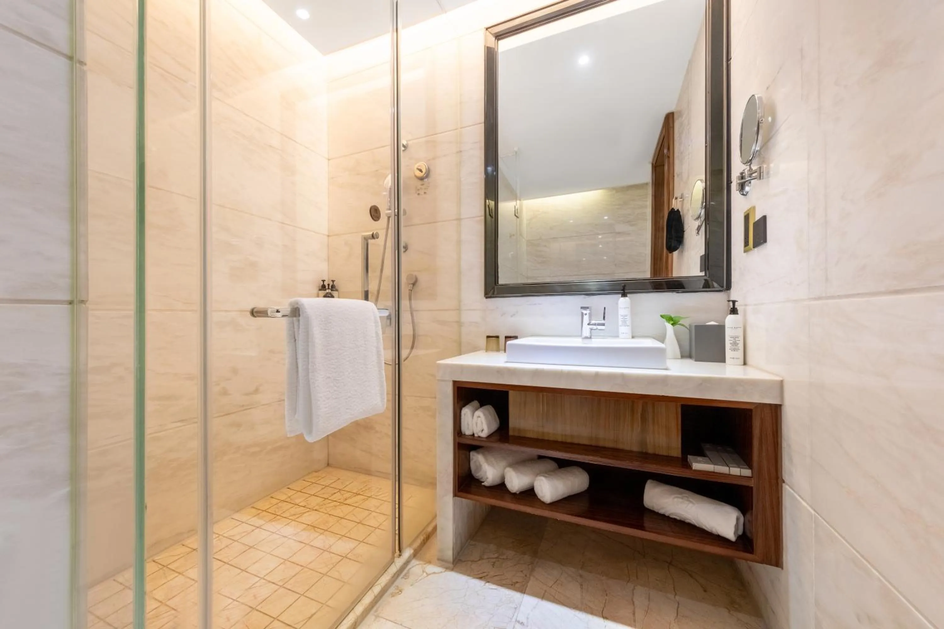 Honder International Hotel - Free shuttle bus between hotel and exhibition center during Canton Fair period