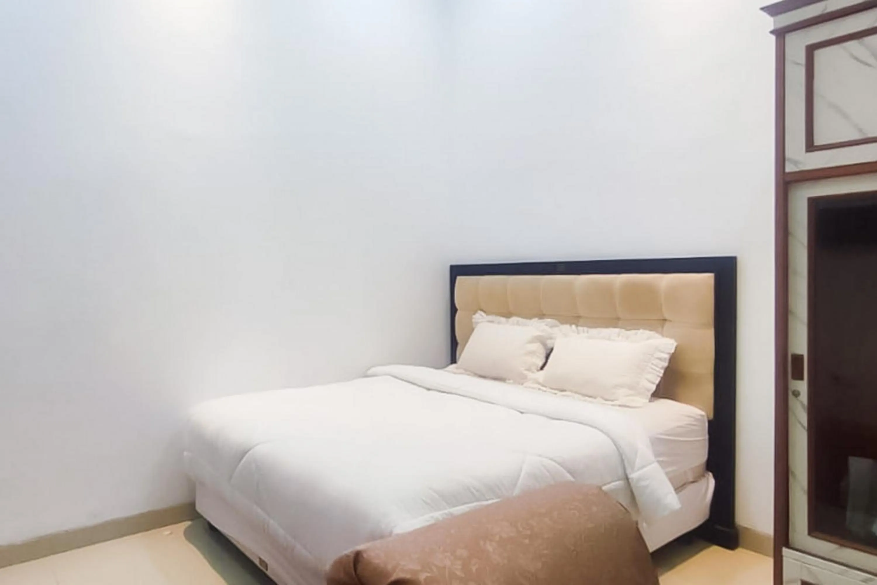 Bedroom, Bed in RedDoorz Syariah at Chilla Guest House Padang