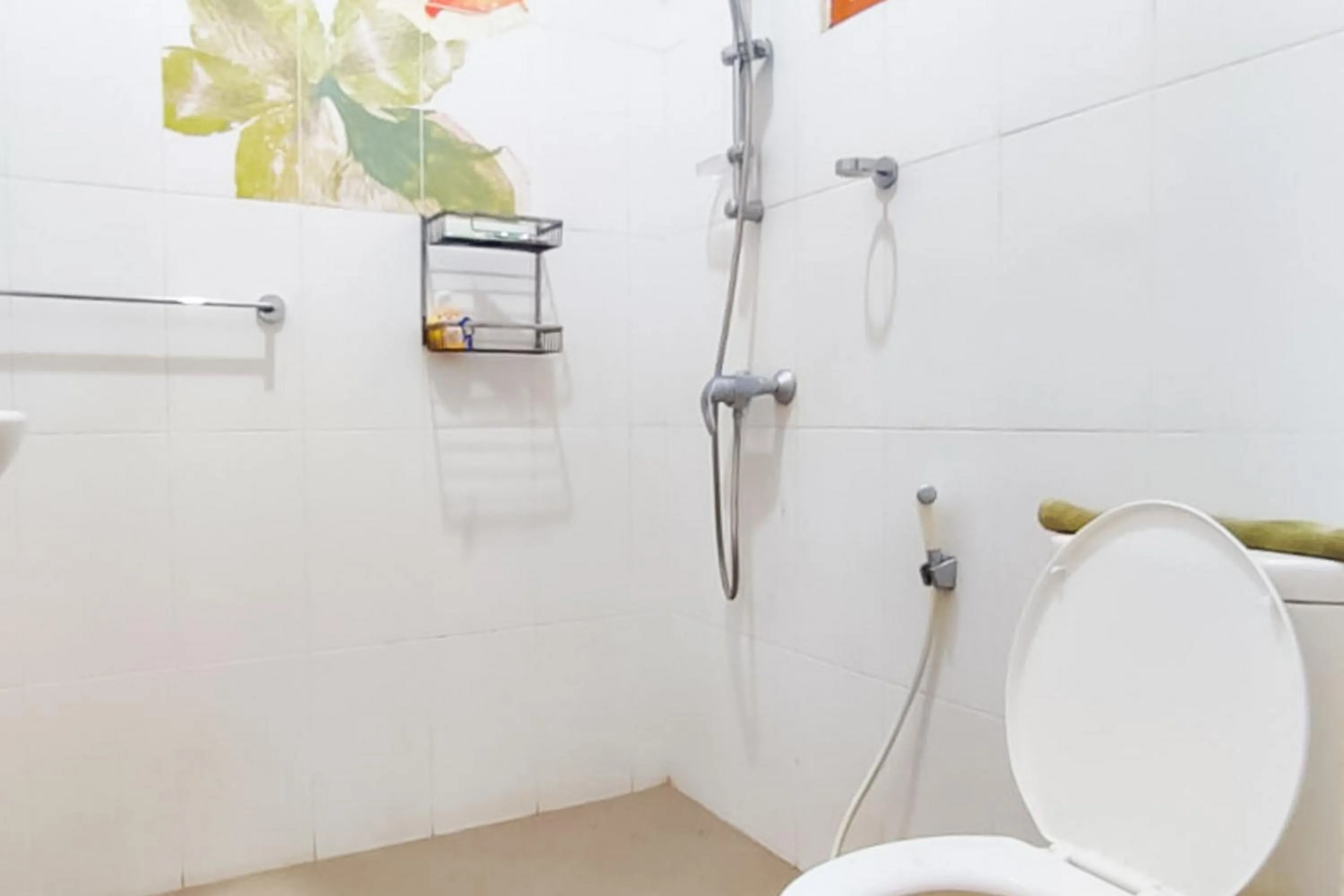 Bathroom in RedDoorz Syariah at Chilla Guest House Padang