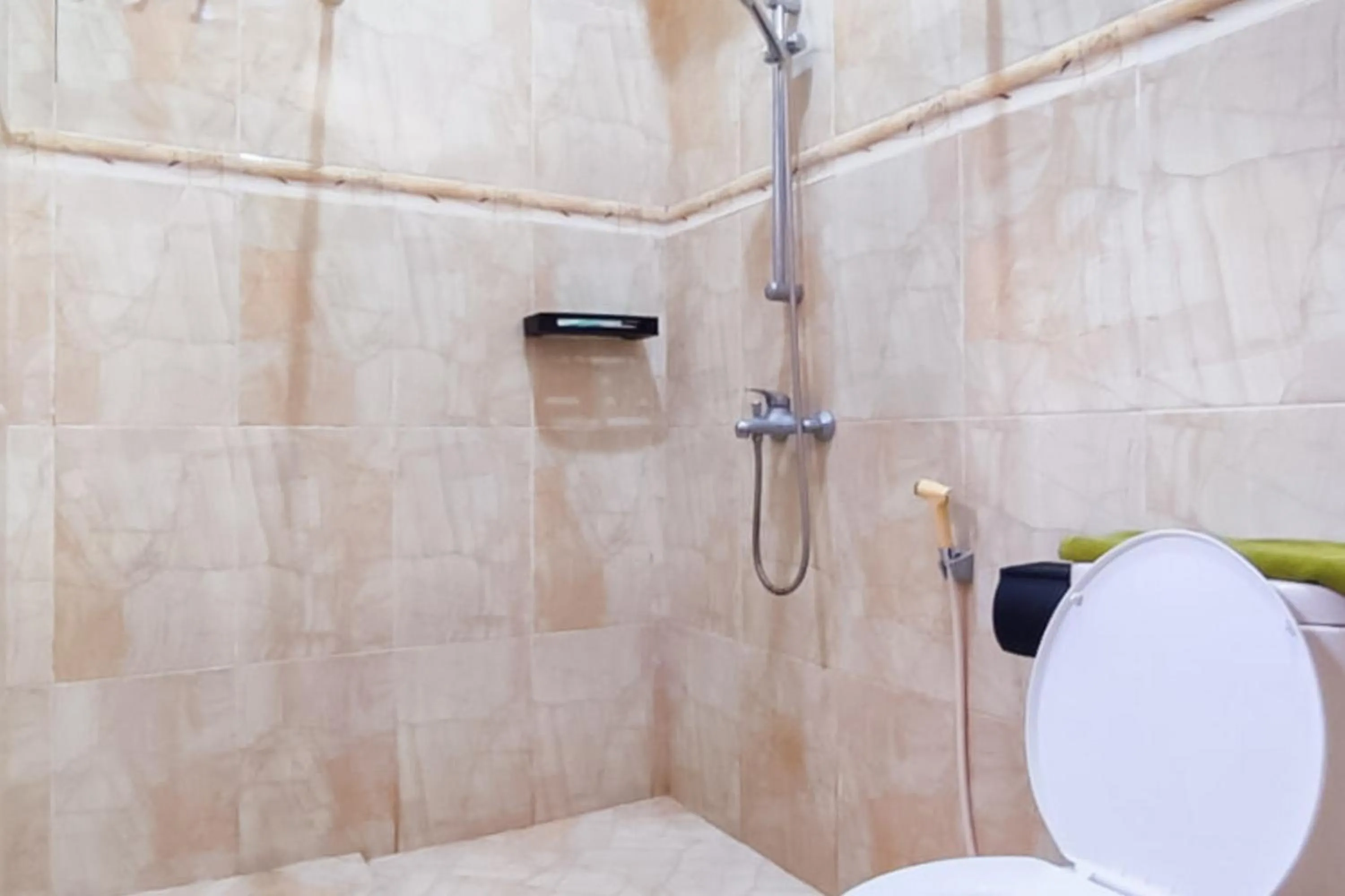Bathroom in RedDoorz Syariah at Chilla Guest House Padang