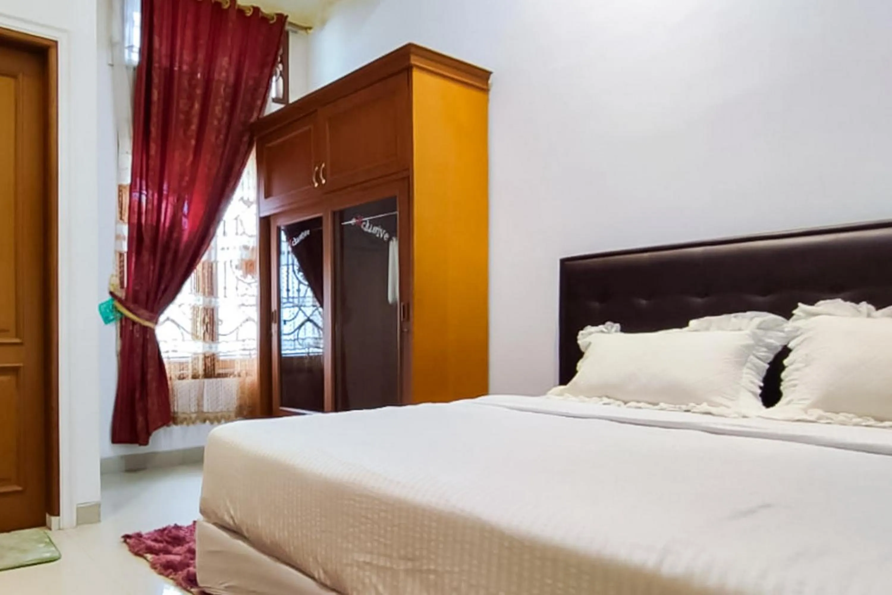 Bedroom, Bed in RedDoorz Syariah at Chilla Guest House Padang