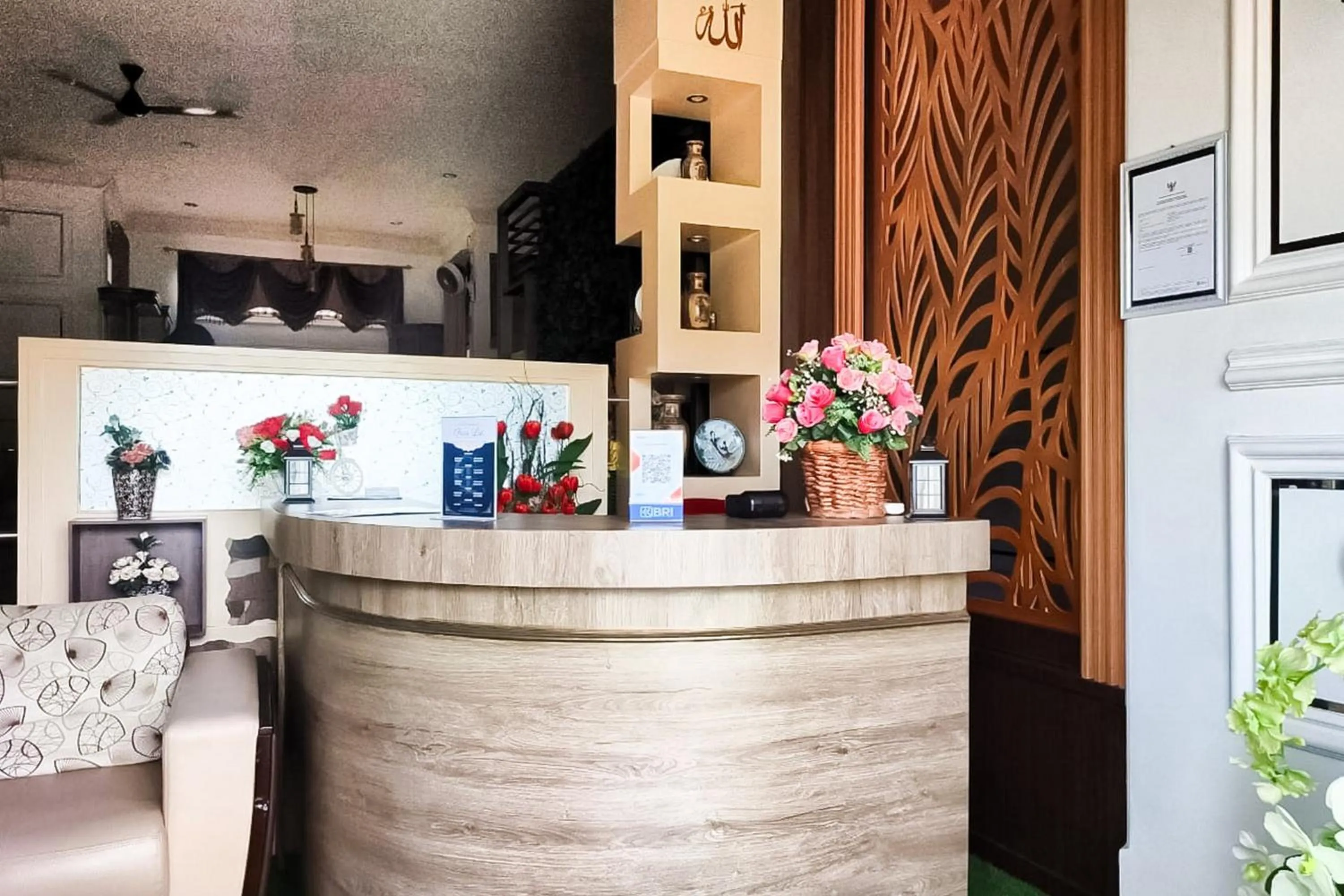 Lobby or reception in RedDoorz Syariah at Chilla Guest House Padang
