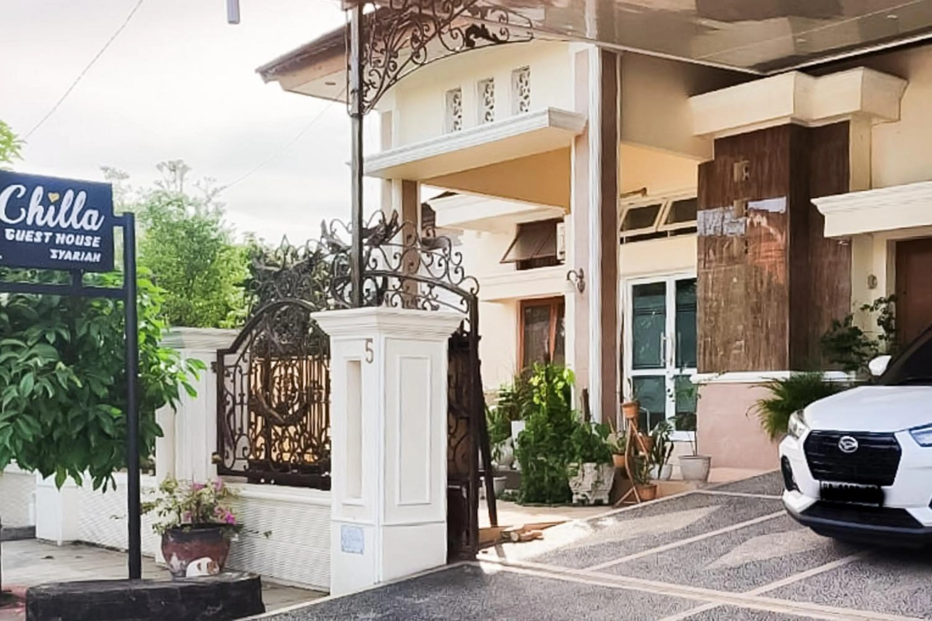 Property building in RedDoorz Syariah at Chilla Guest House Padang
