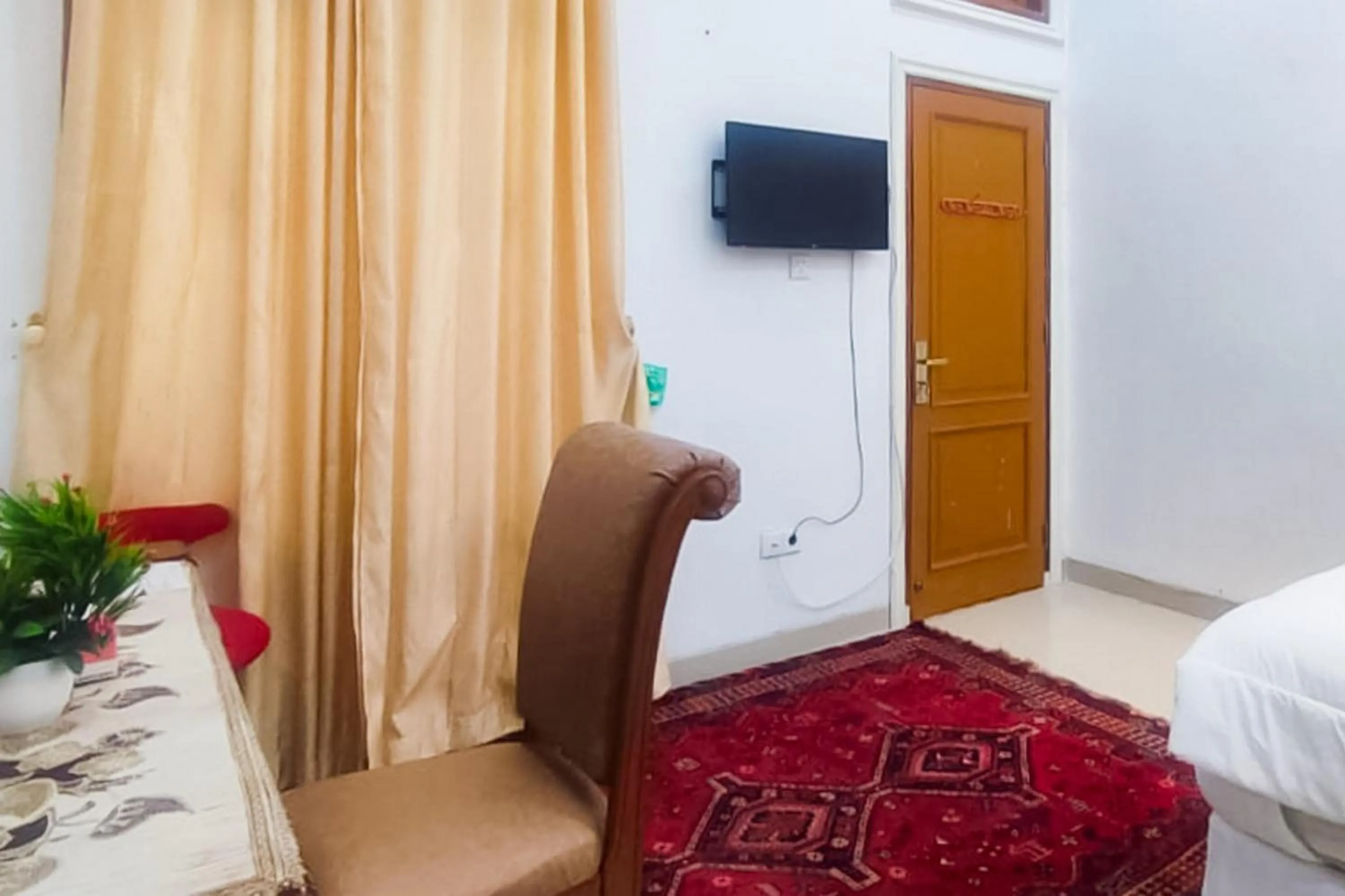 Bedroom, Bed in RedDoorz Syariah at Chilla Guest House Padang