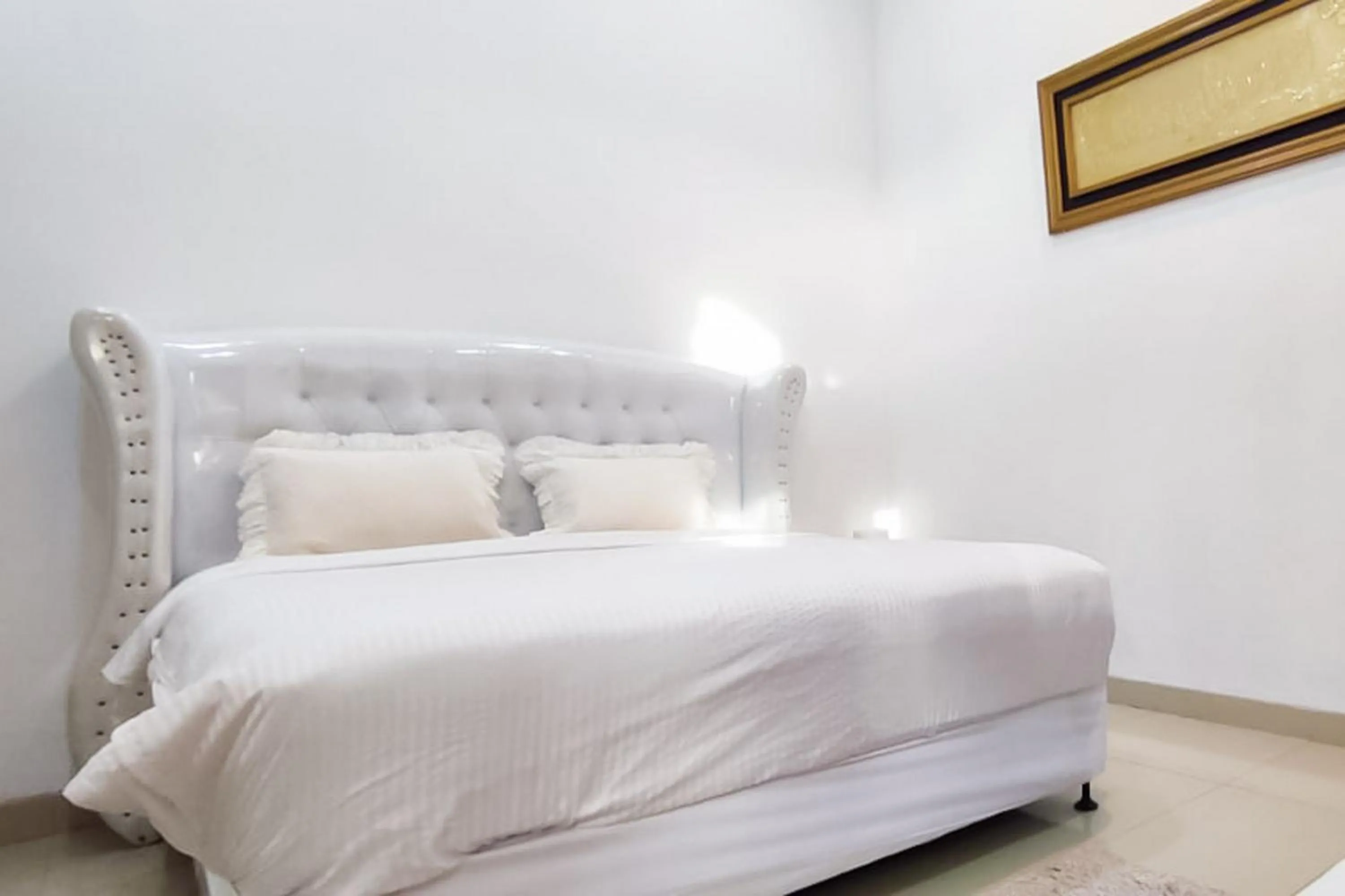 Bedroom, Bed in RedDoorz Syariah at Chilla Guest House Padang