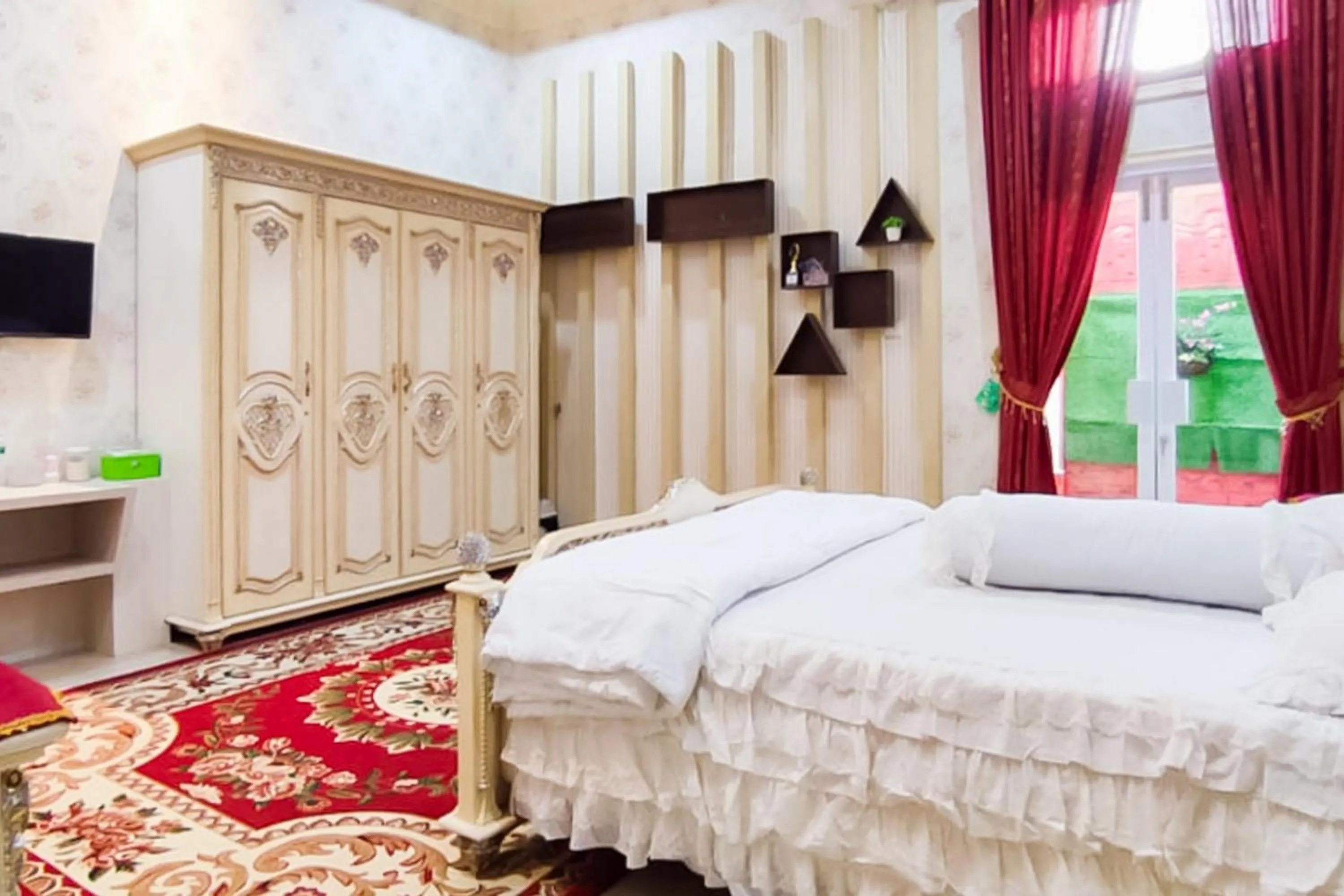 Bedroom, Bed in RedDoorz Syariah at Chilla Guest House Padang