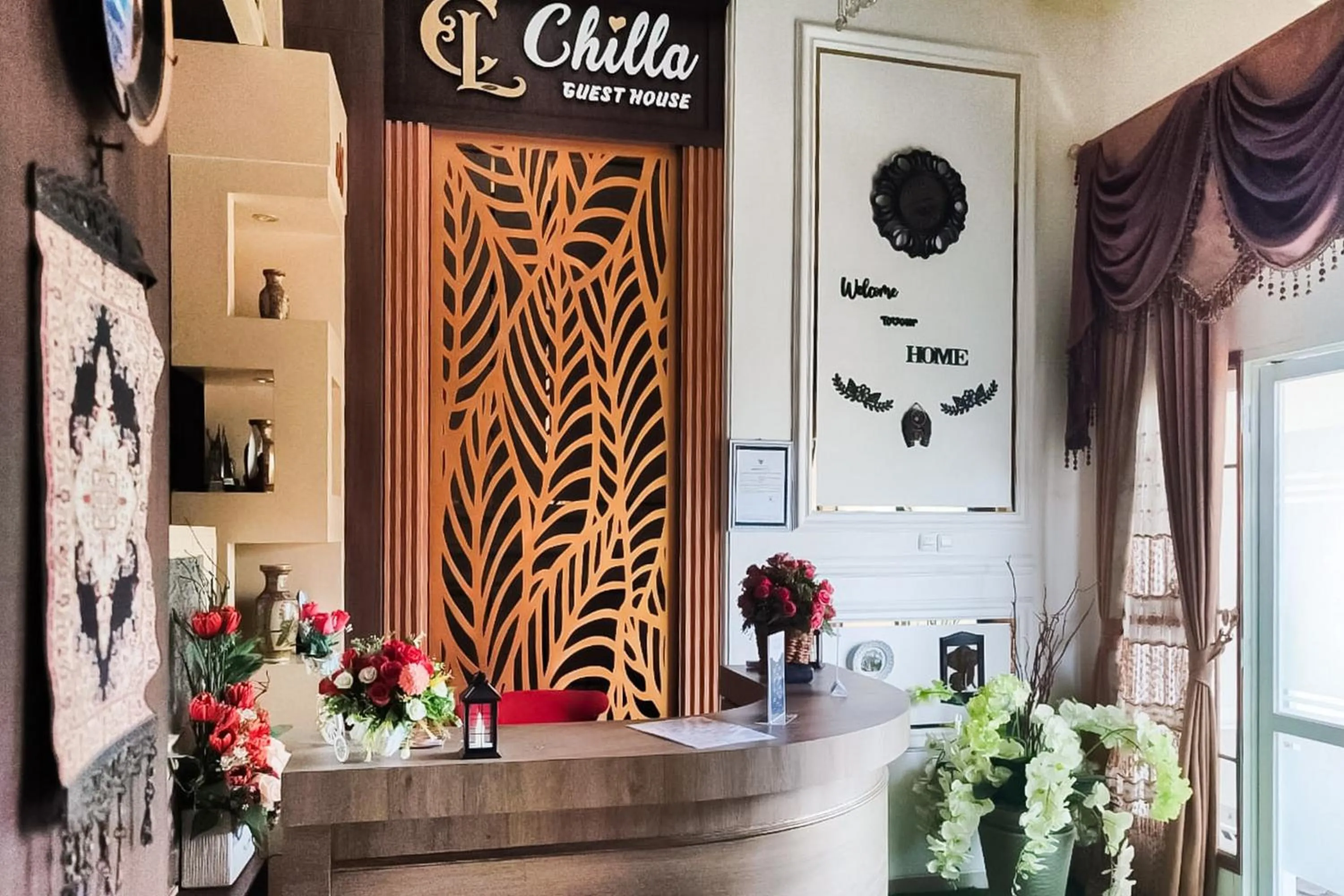 Lobby or reception in RedDoorz Syariah at Chilla Guest House Padang