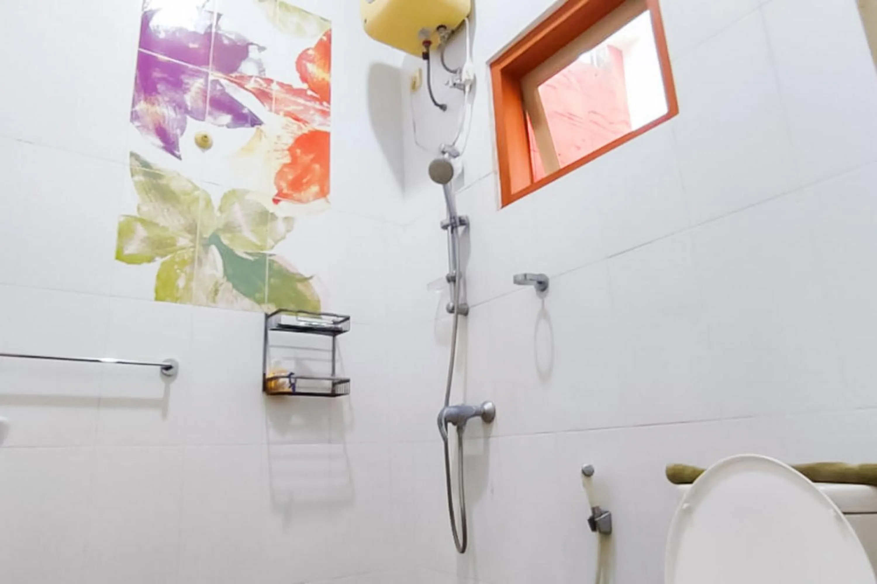 Bathroom in RedDoorz Syariah at Chilla Guest House Padang