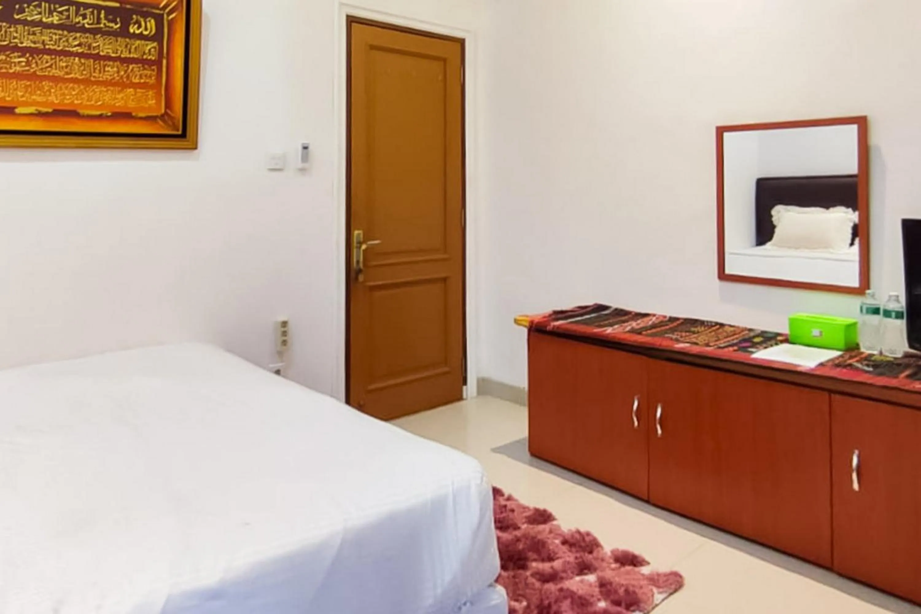 Bedroom, Bed in RedDoorz Syariah at Chilla Guest House Padang