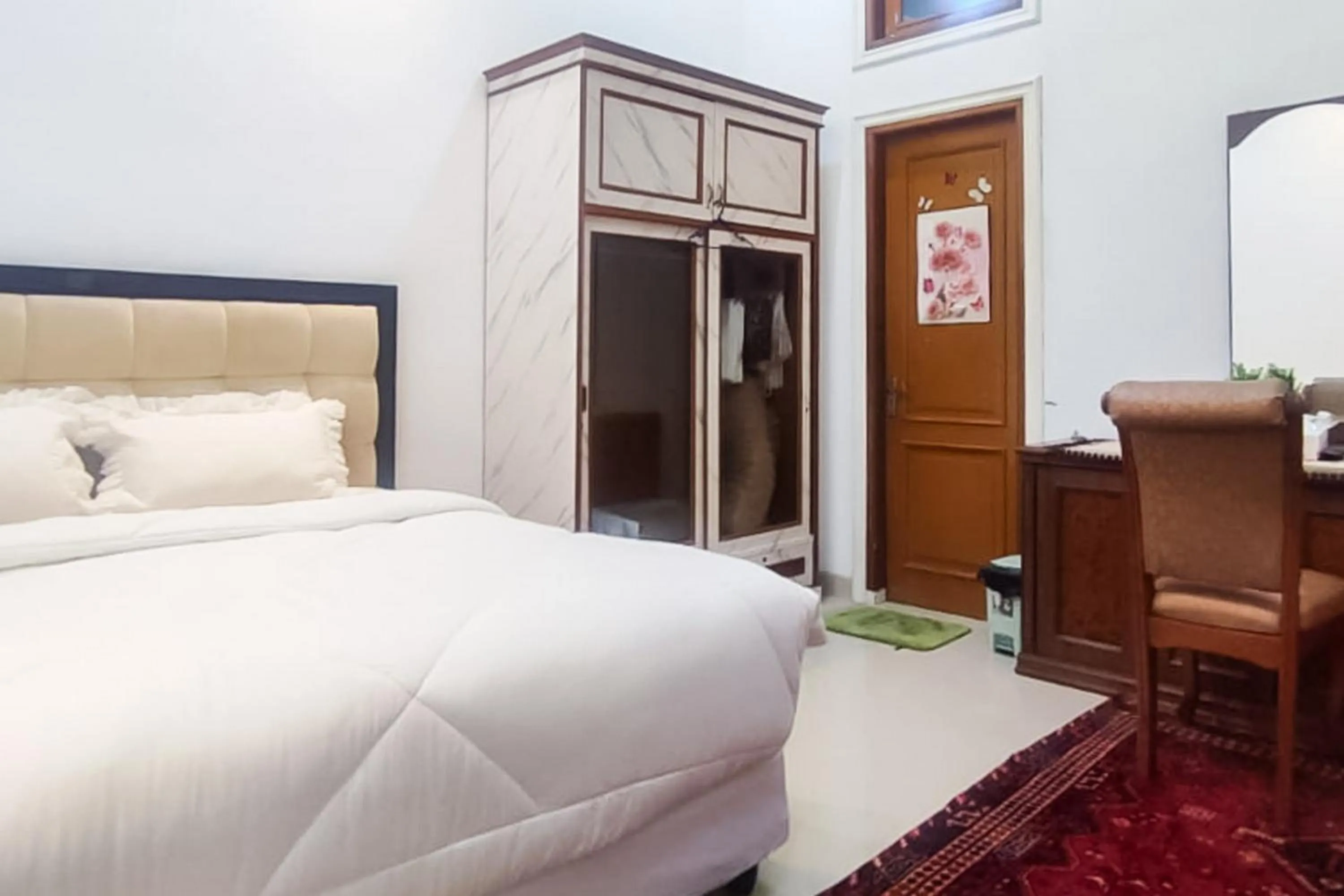 Bedroom, Bed in RedDoorz Syariah at Chilla Guest House Padang