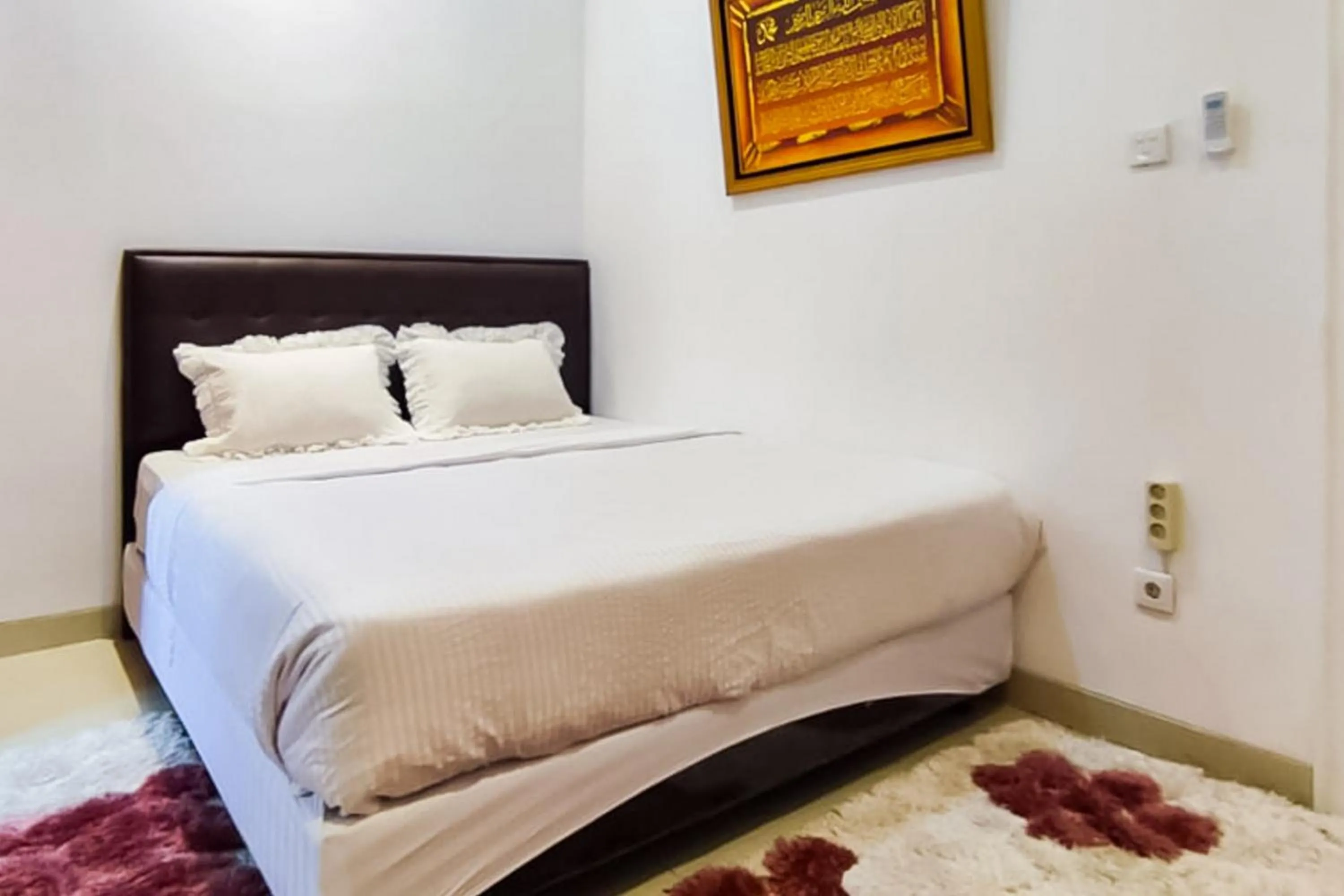 Bedroom, Bed in RedDoorz Syariah at Chilla Guest House Padang