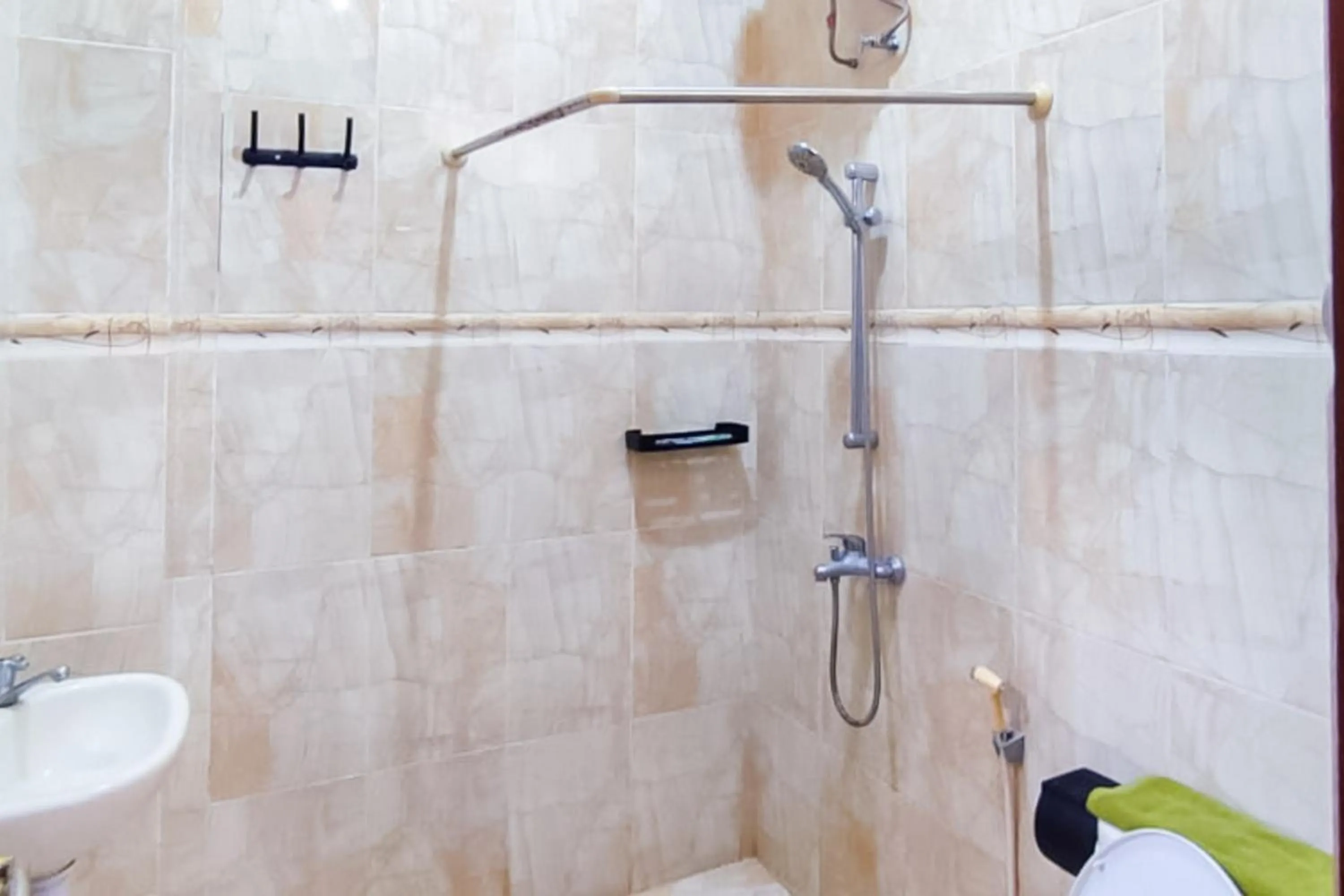 Bathroom in RedDoorz Syariah at Chilla Guest House Padang