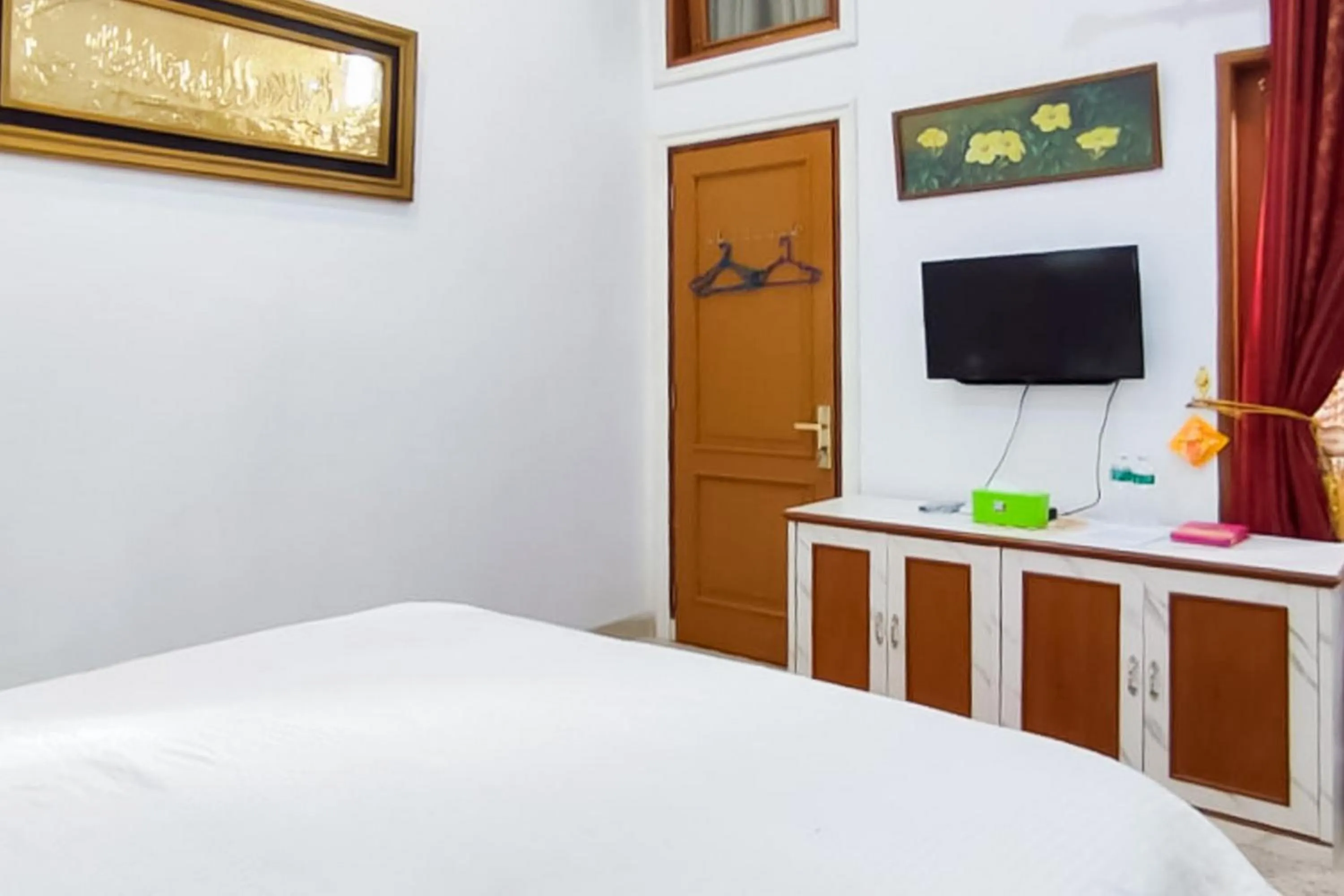 Bedroom, Bed in RedDoorz Syariah at Chilla Guest House Padang