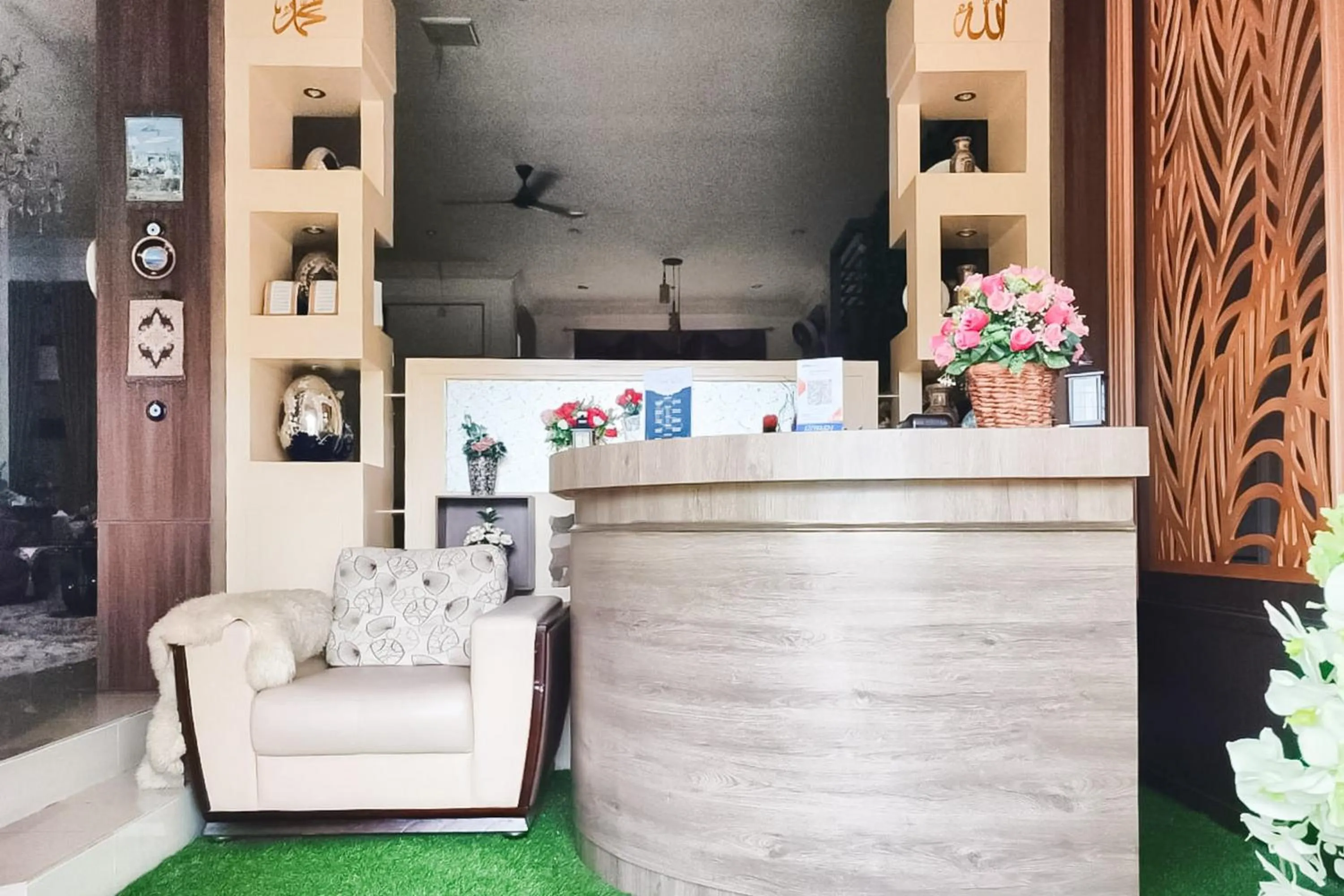 Lobby or reception in RedDoorz Syariah at Chilla Guest House Padang