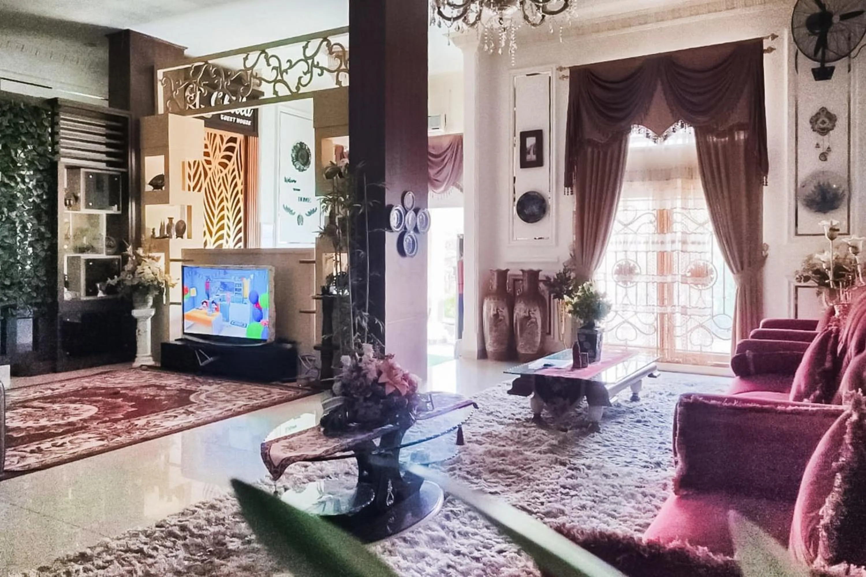 Living room in RedDoorz Syariah at Chilla Guest House Padang