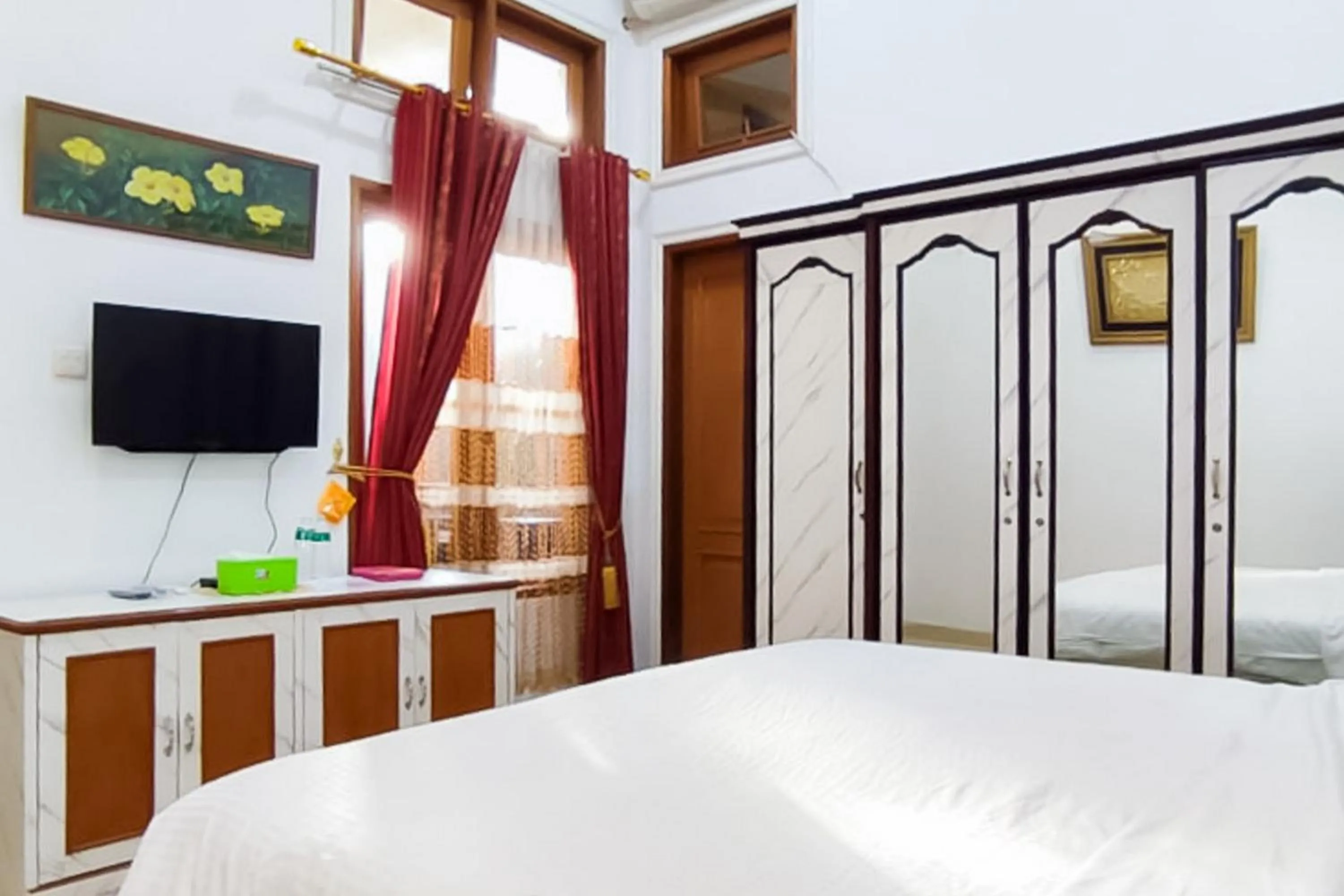 Bedroom, Bed in RedDoorz Syariah at Chilla Guest House Padang