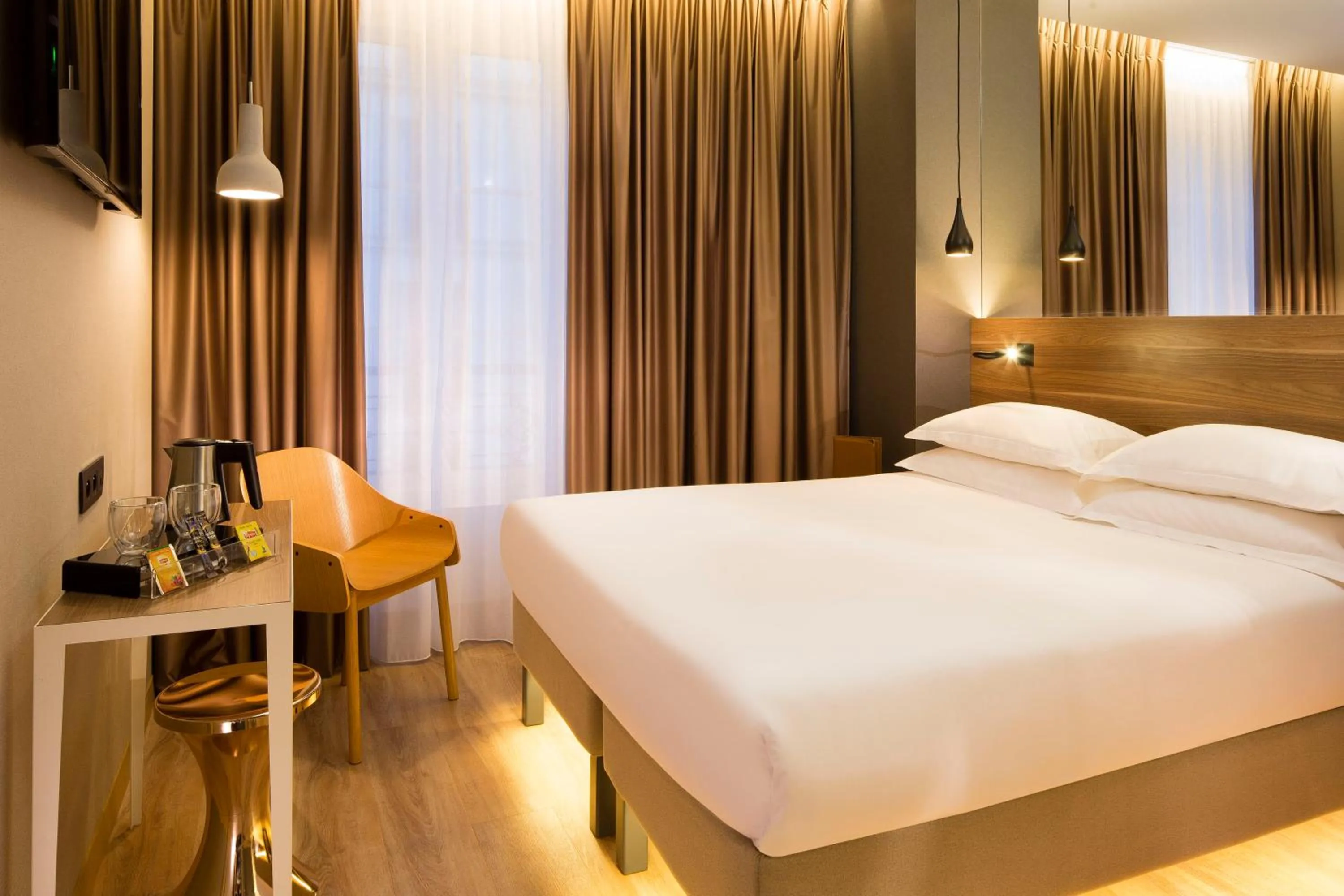 Photo of the whole room, Bed in Cler Hotel