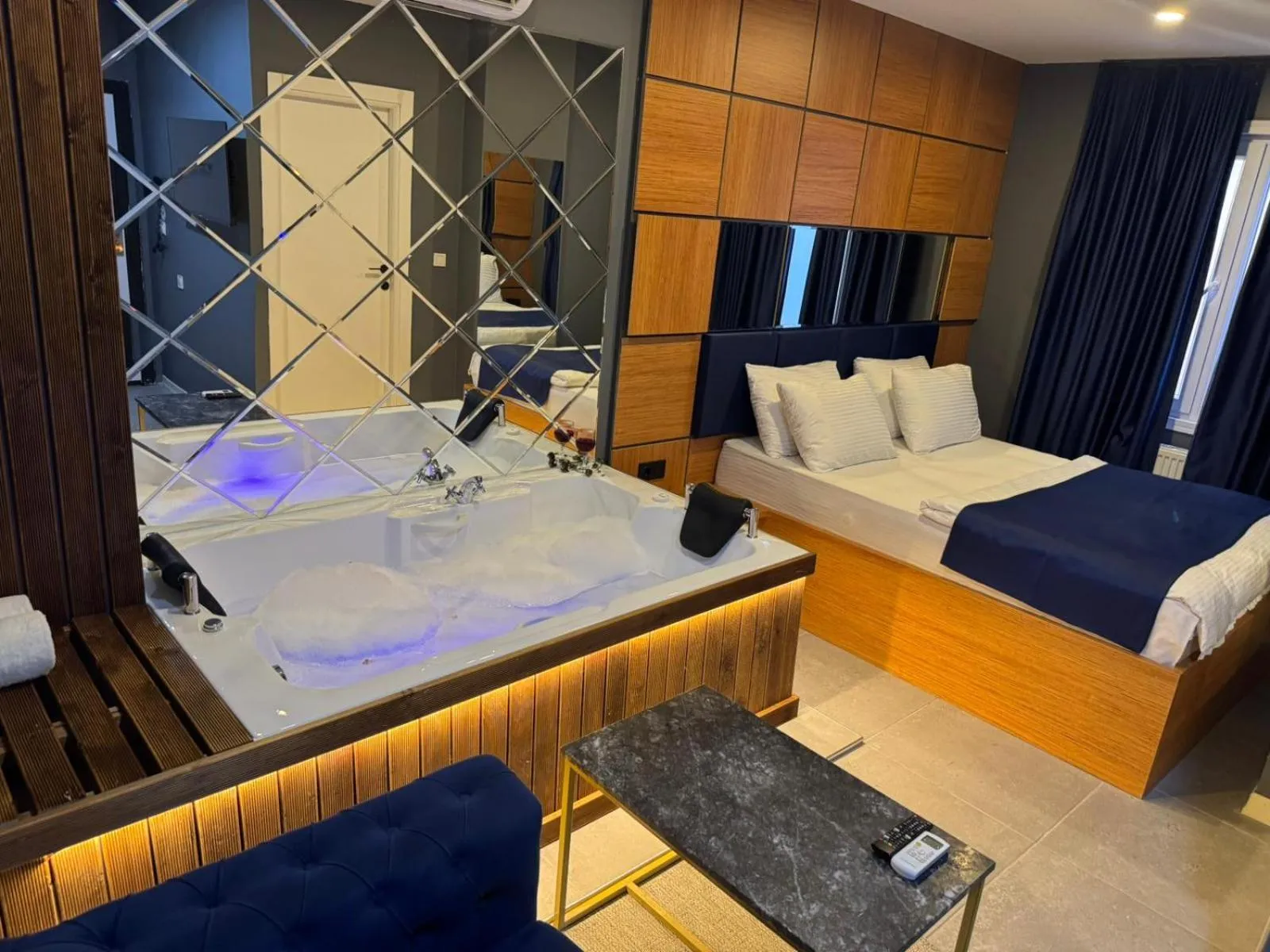 Hot Tub, Bed in Guest Suites