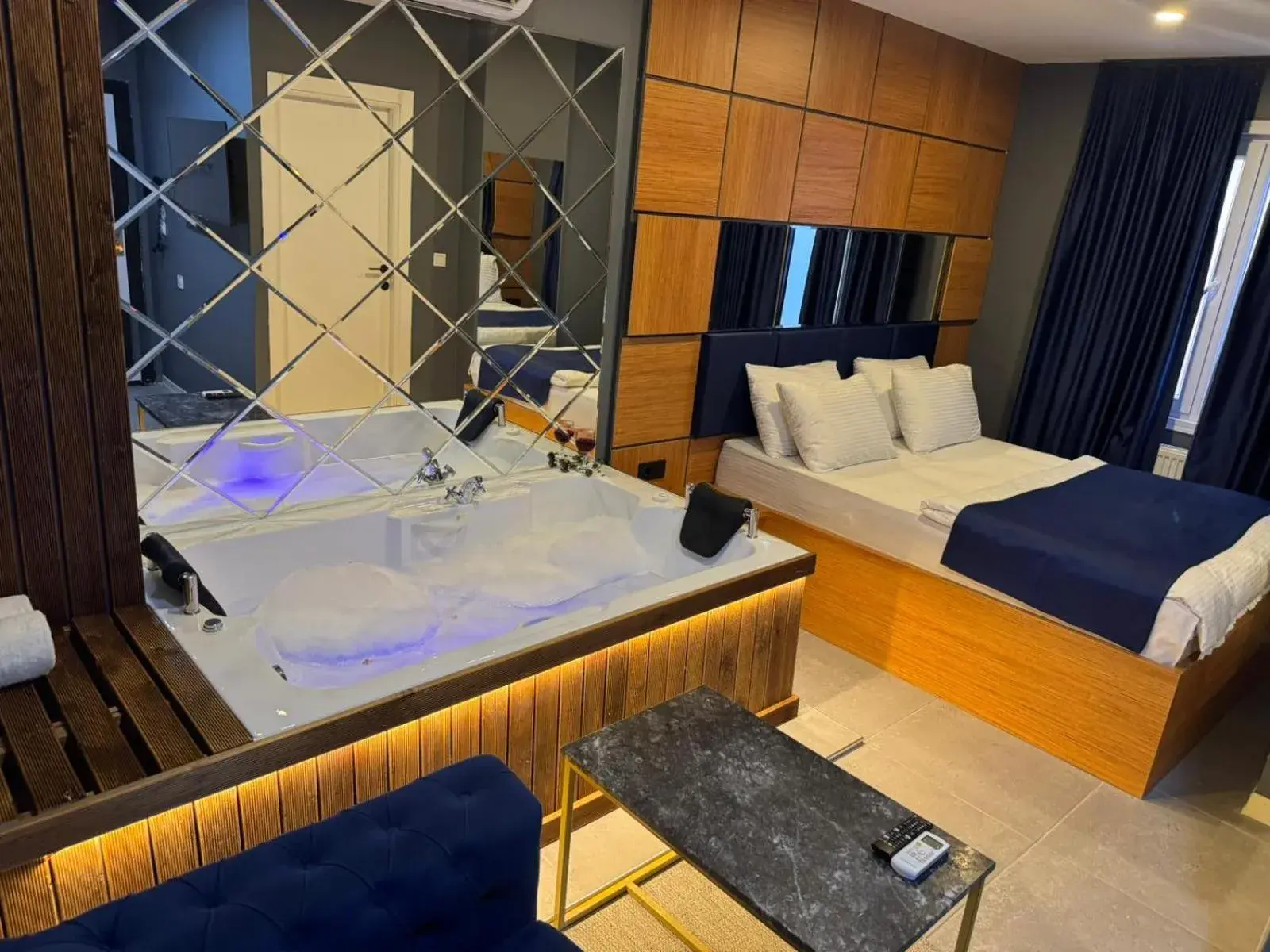 Hot Tub, Bed in Guest Suites Hot Tub, Bed in Guest Suites
