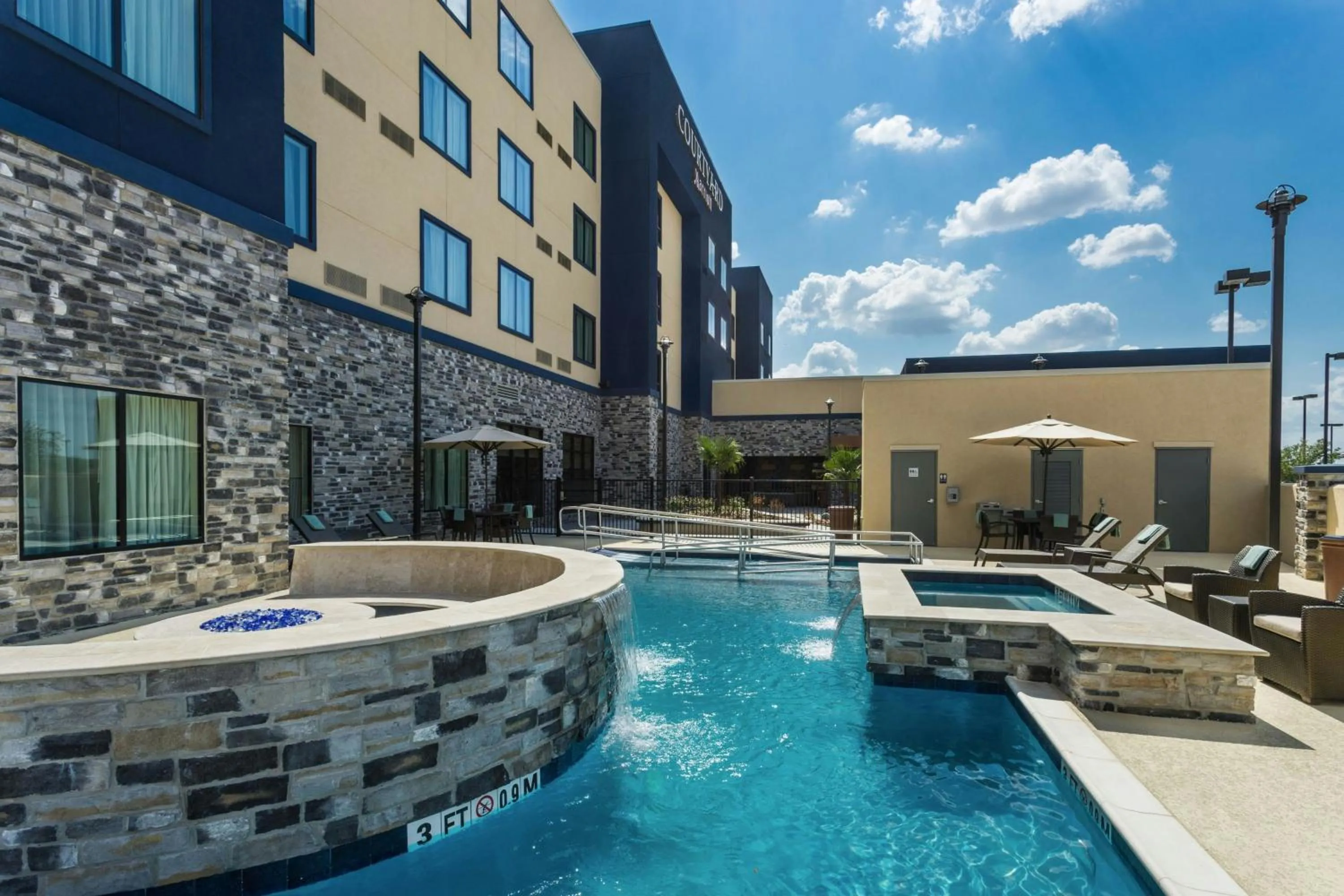 Swimming pool in Courtyard by Marriott Houston Katy Mills