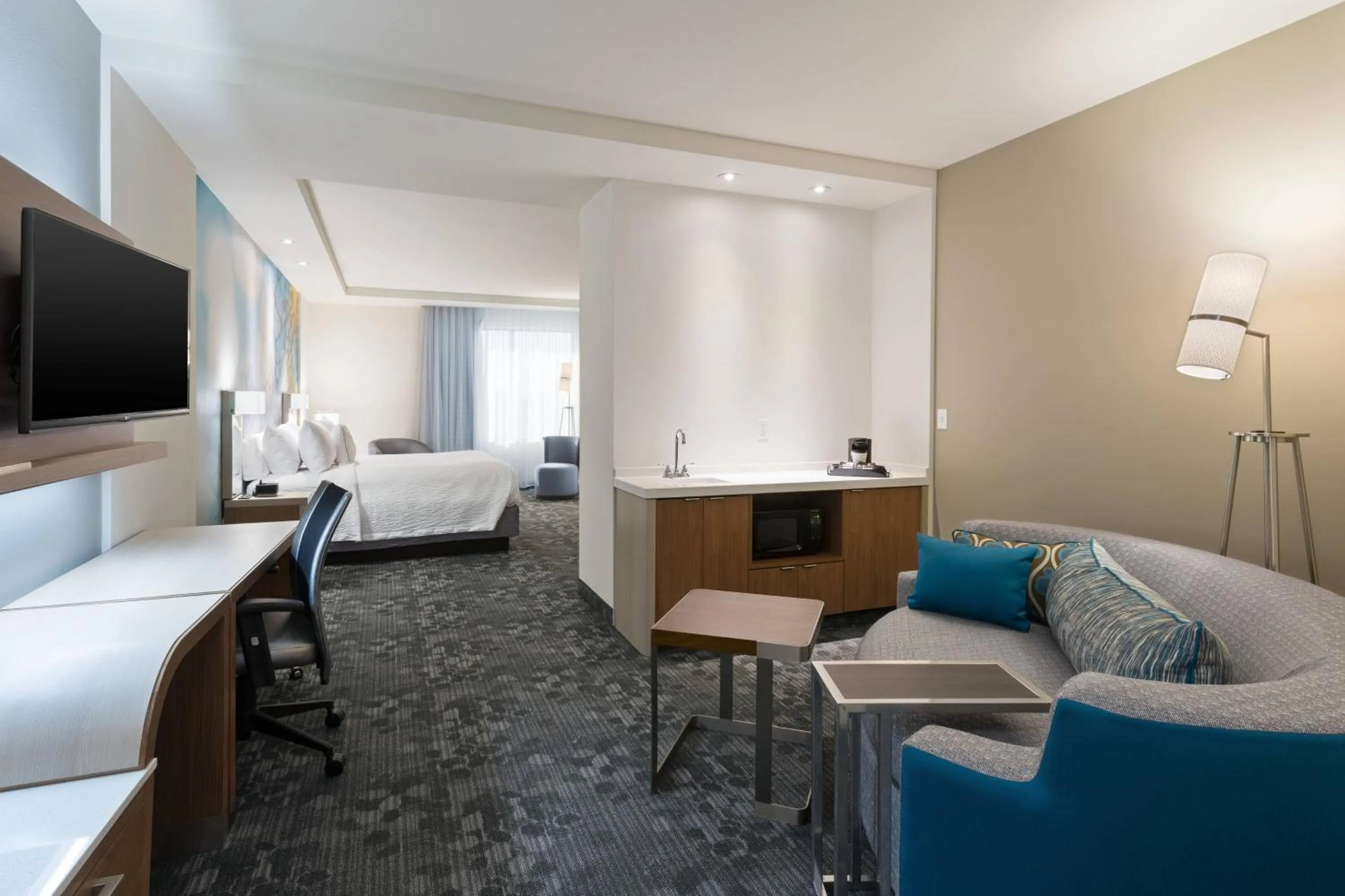 Photo of the whole room, Bed in Courtyard by Marriott Houston Katy Mills