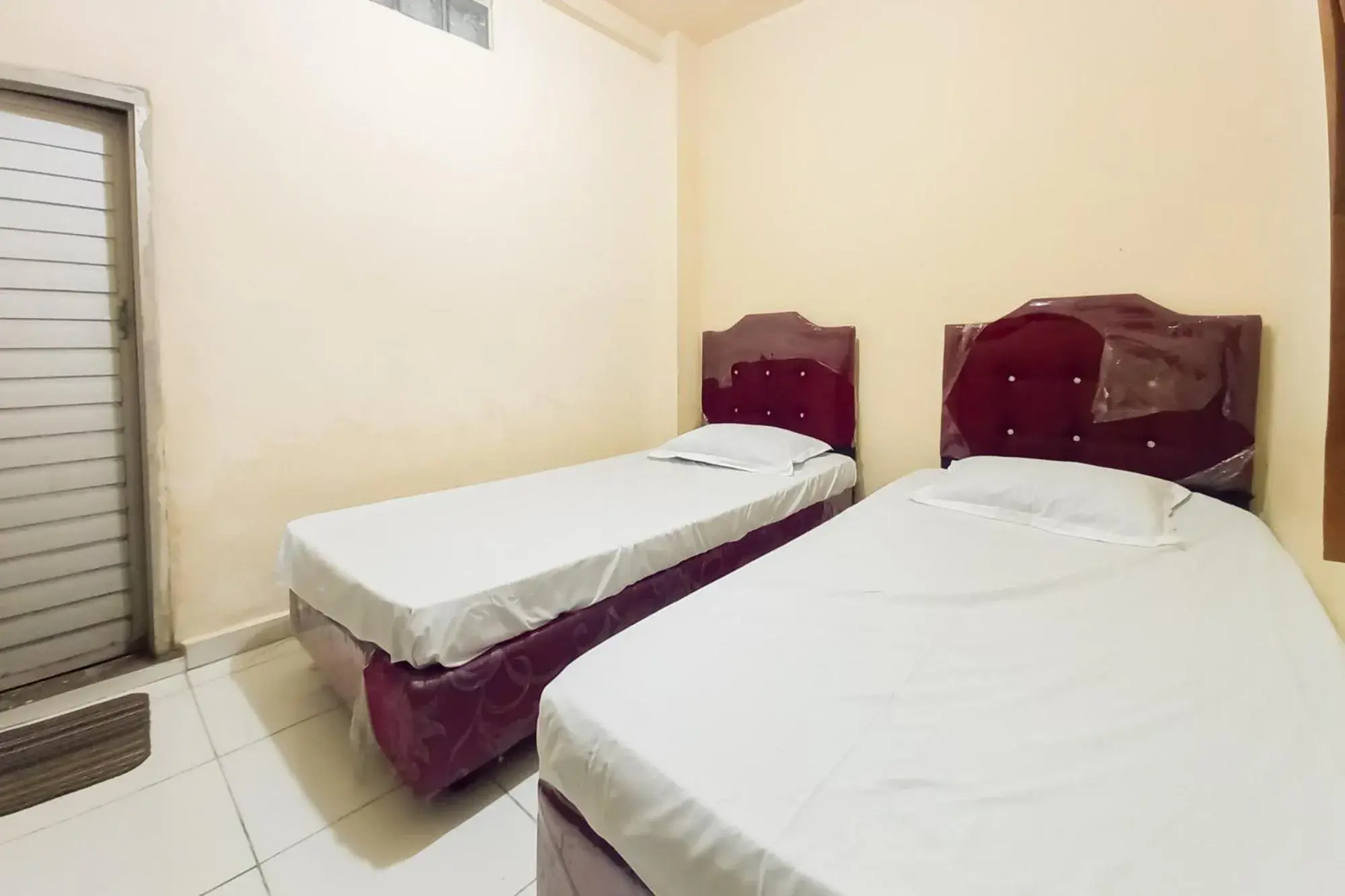 Standard Twin Room in RedDoorz Syariah at Penginapan Kita Sungai Penuh Standard Twin Room in RedDoorz Syariah at Penginapan Kita Sungai Penuh