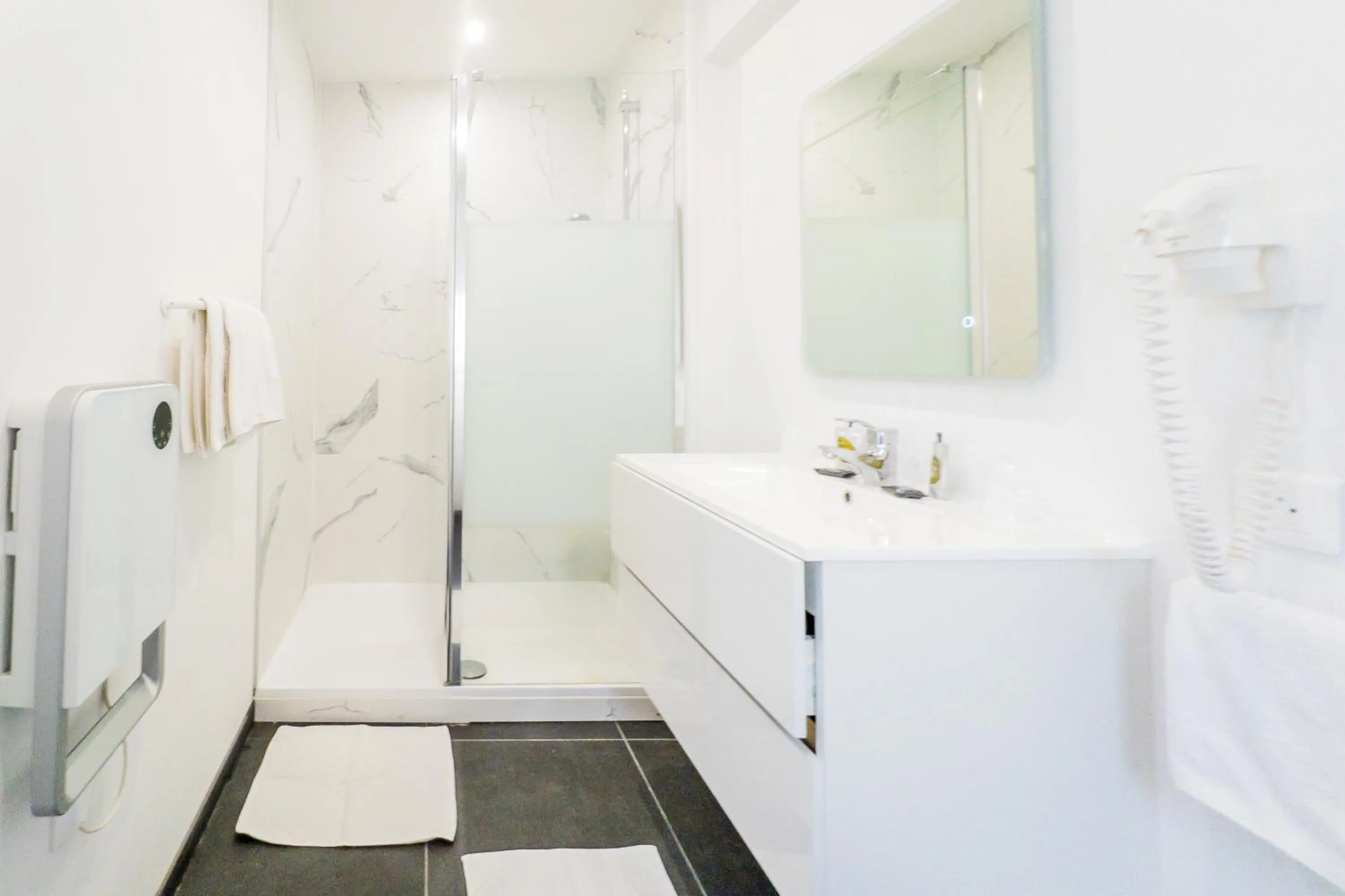 Shower in Hotel Joly